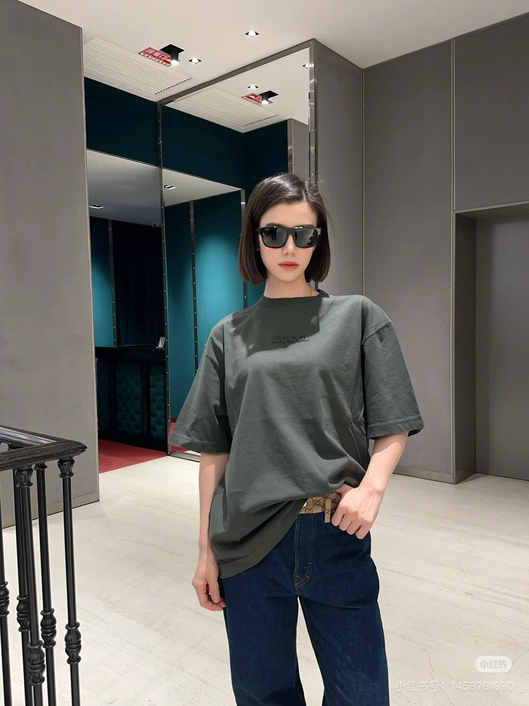 Schwarzes und grünes T-Shirt