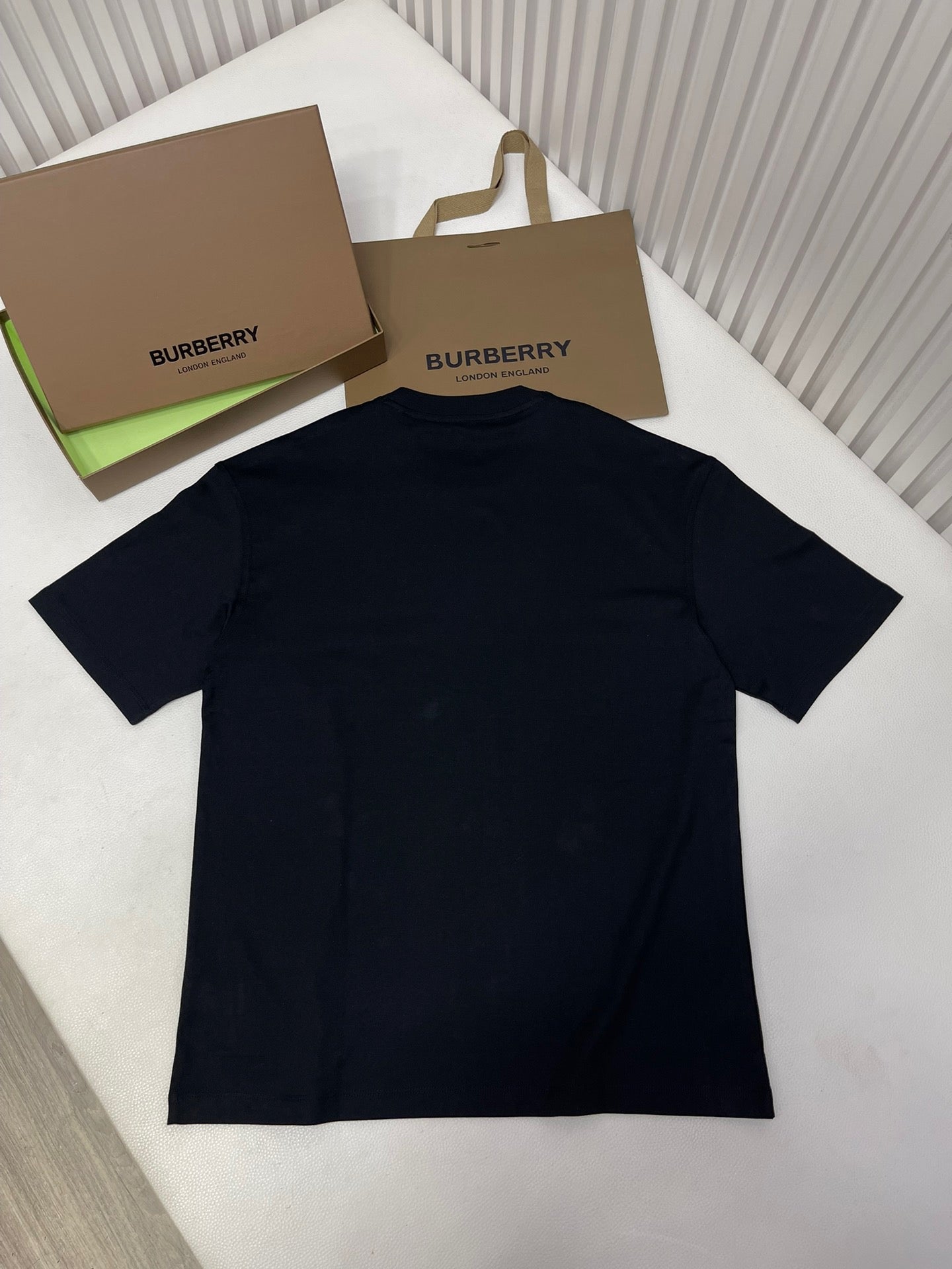 Schwarzes, weißes, grünes und blaues T-Shirt