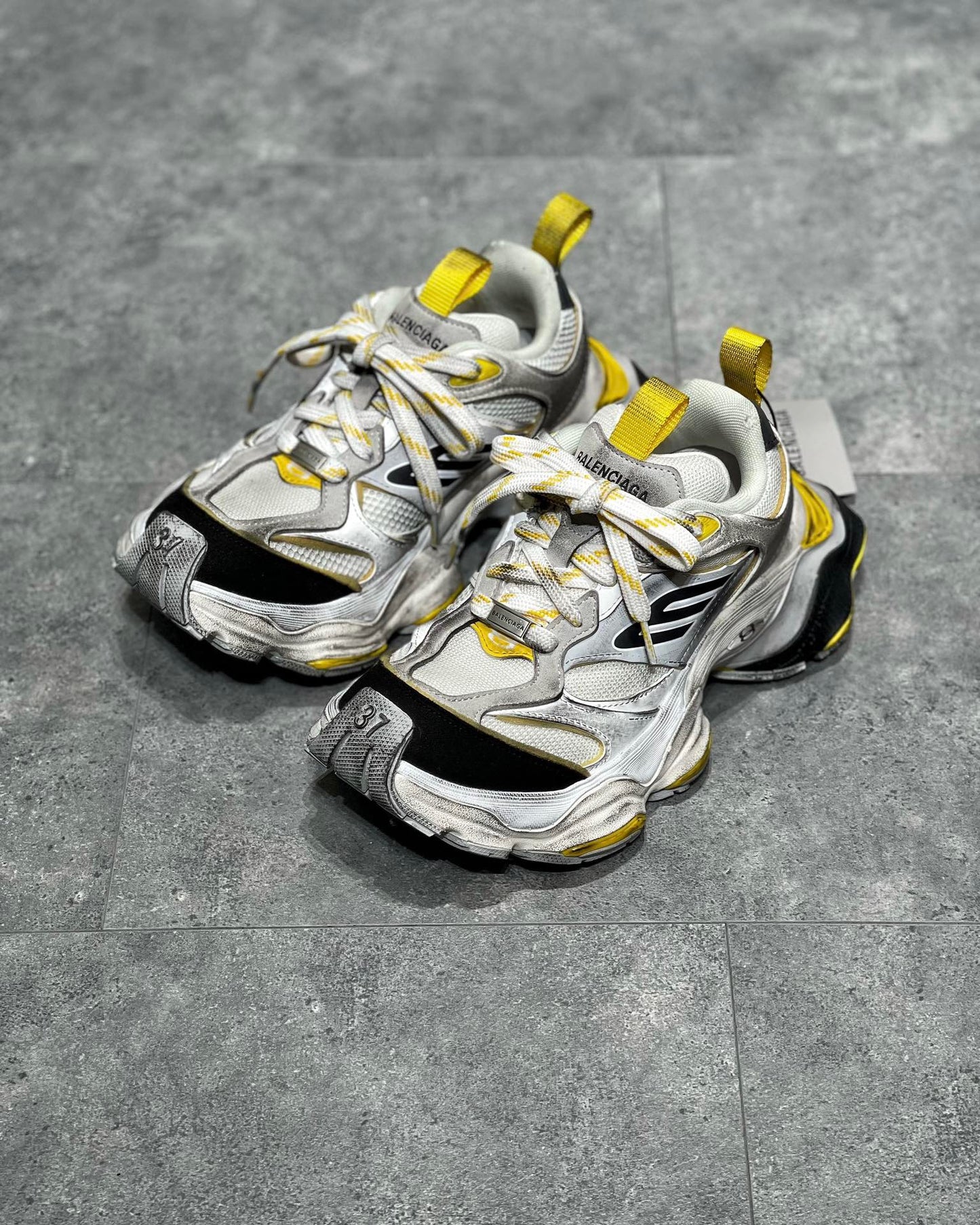 Silbergelbe Schuhe