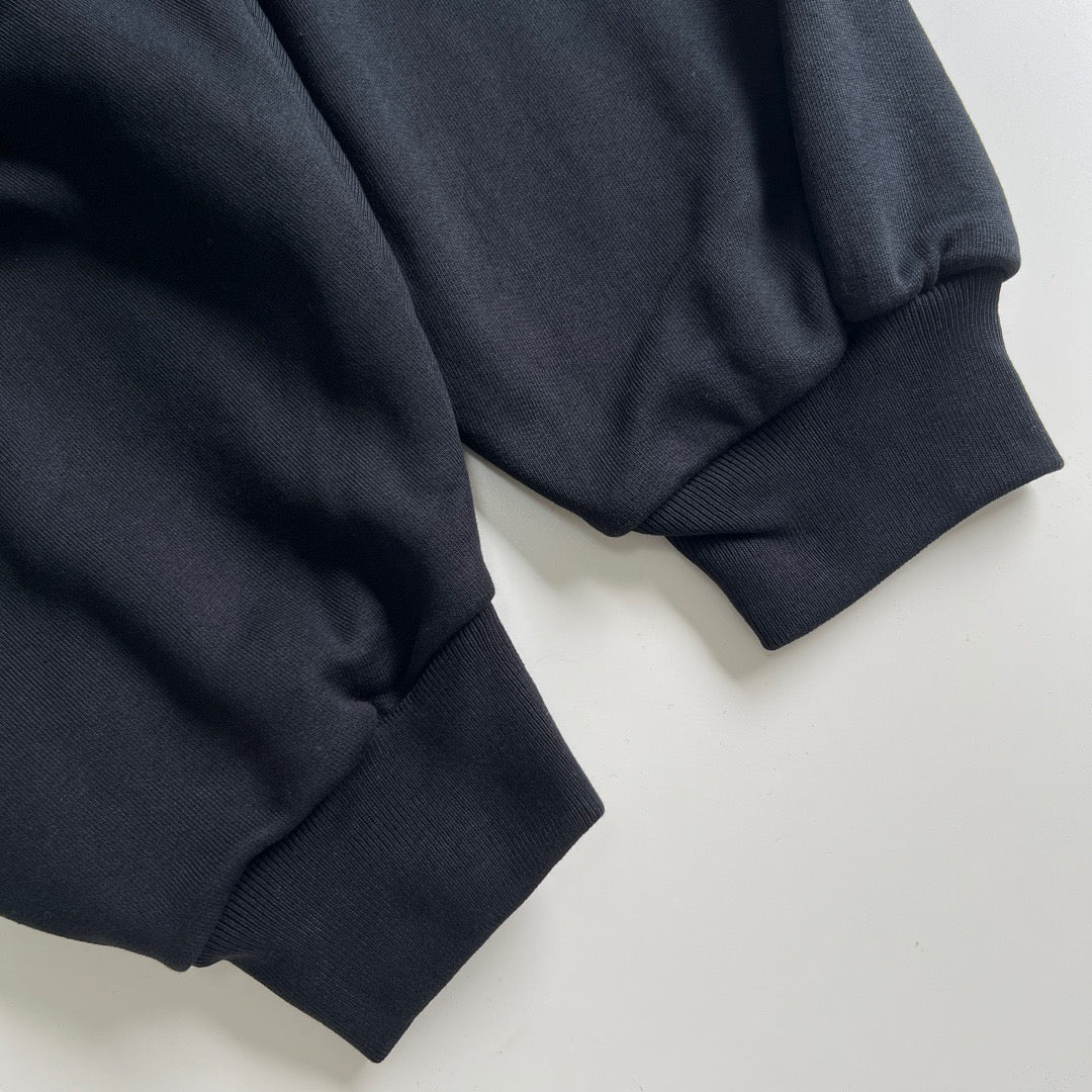 Sudadera con capucha en blanco y negro