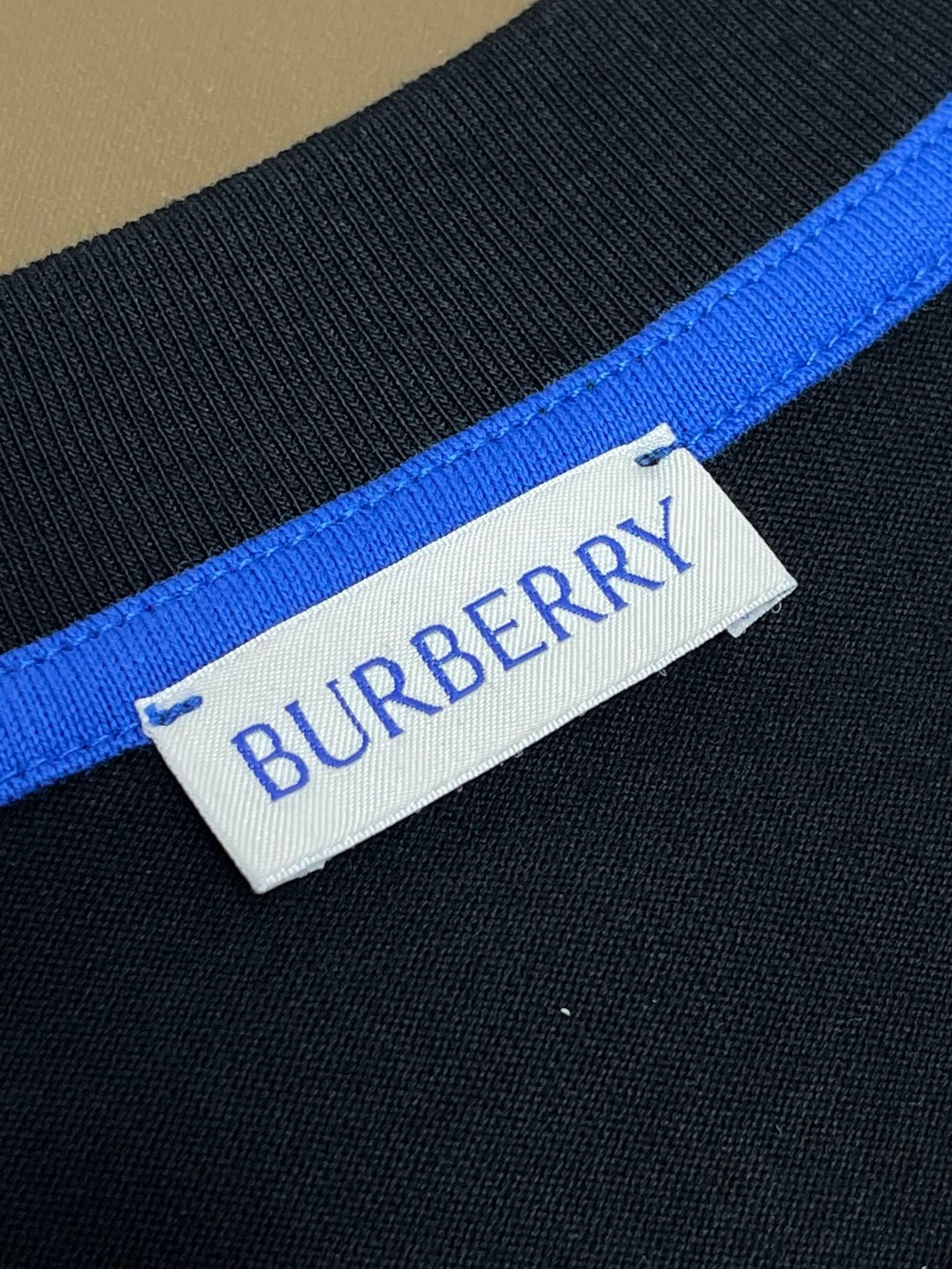 Schwarzes, weißes, grünes und blaues T-Shirt