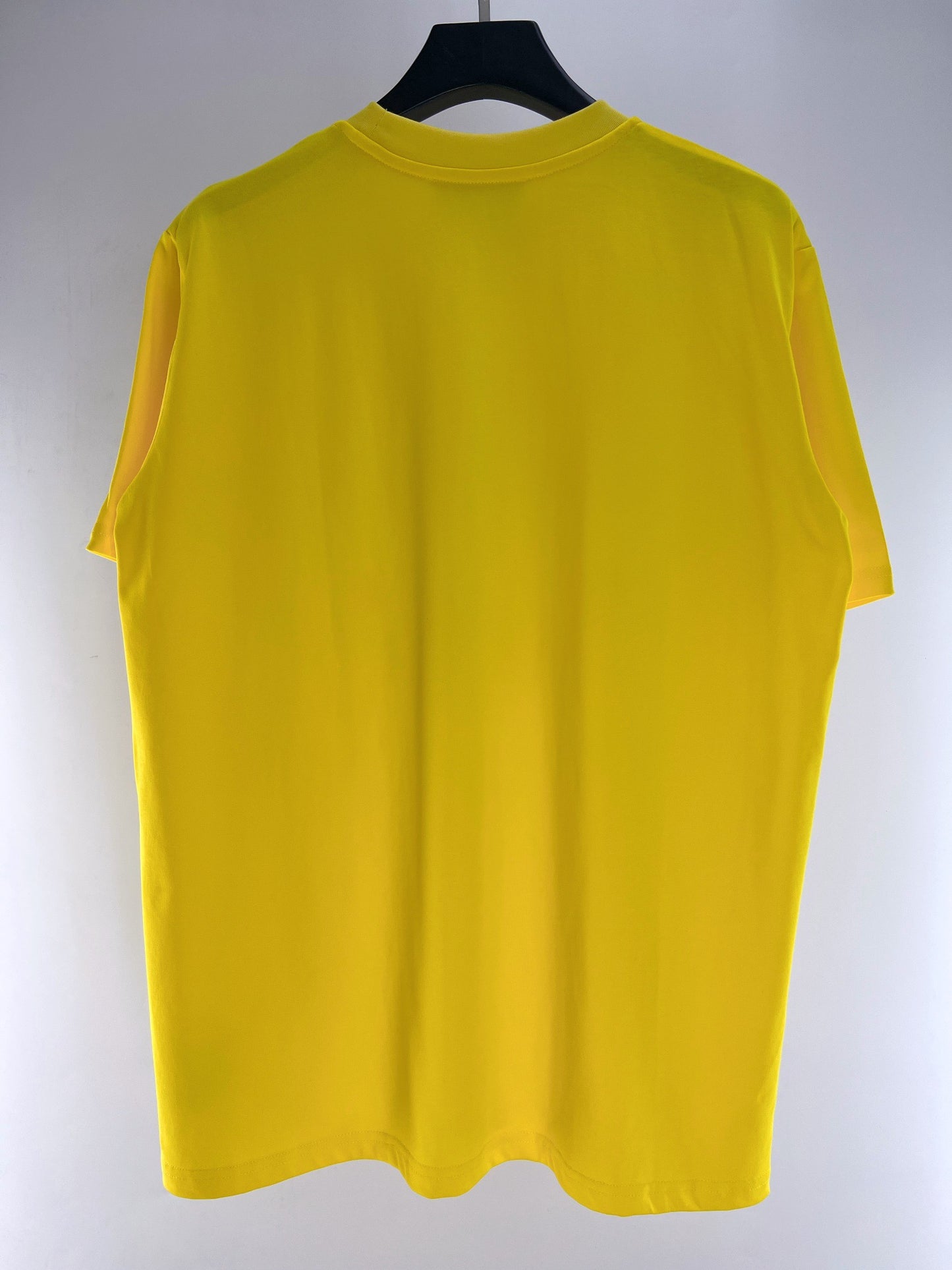 Blaues und gelbes T-Shirt