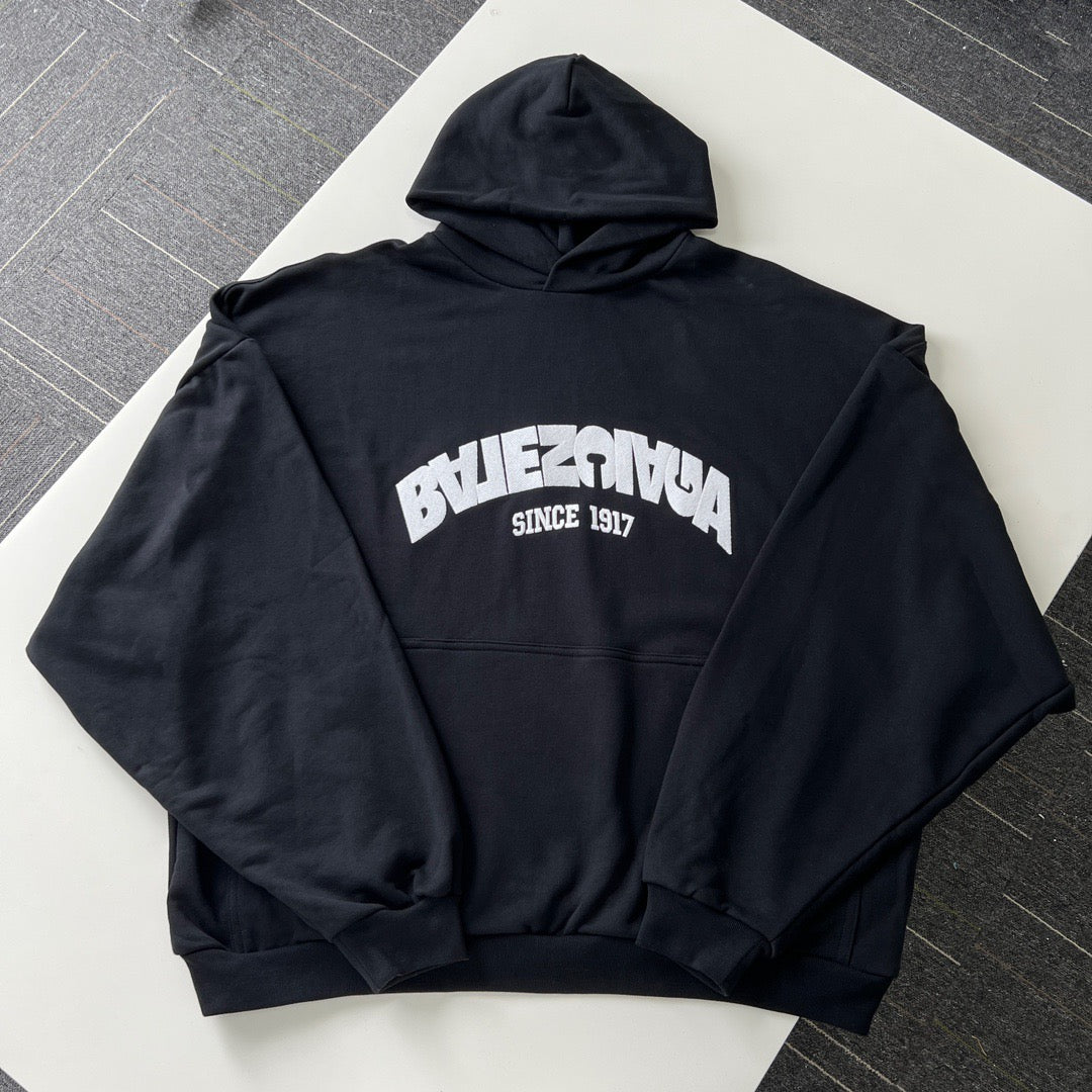 Sudadera con capucha en blanco y negro