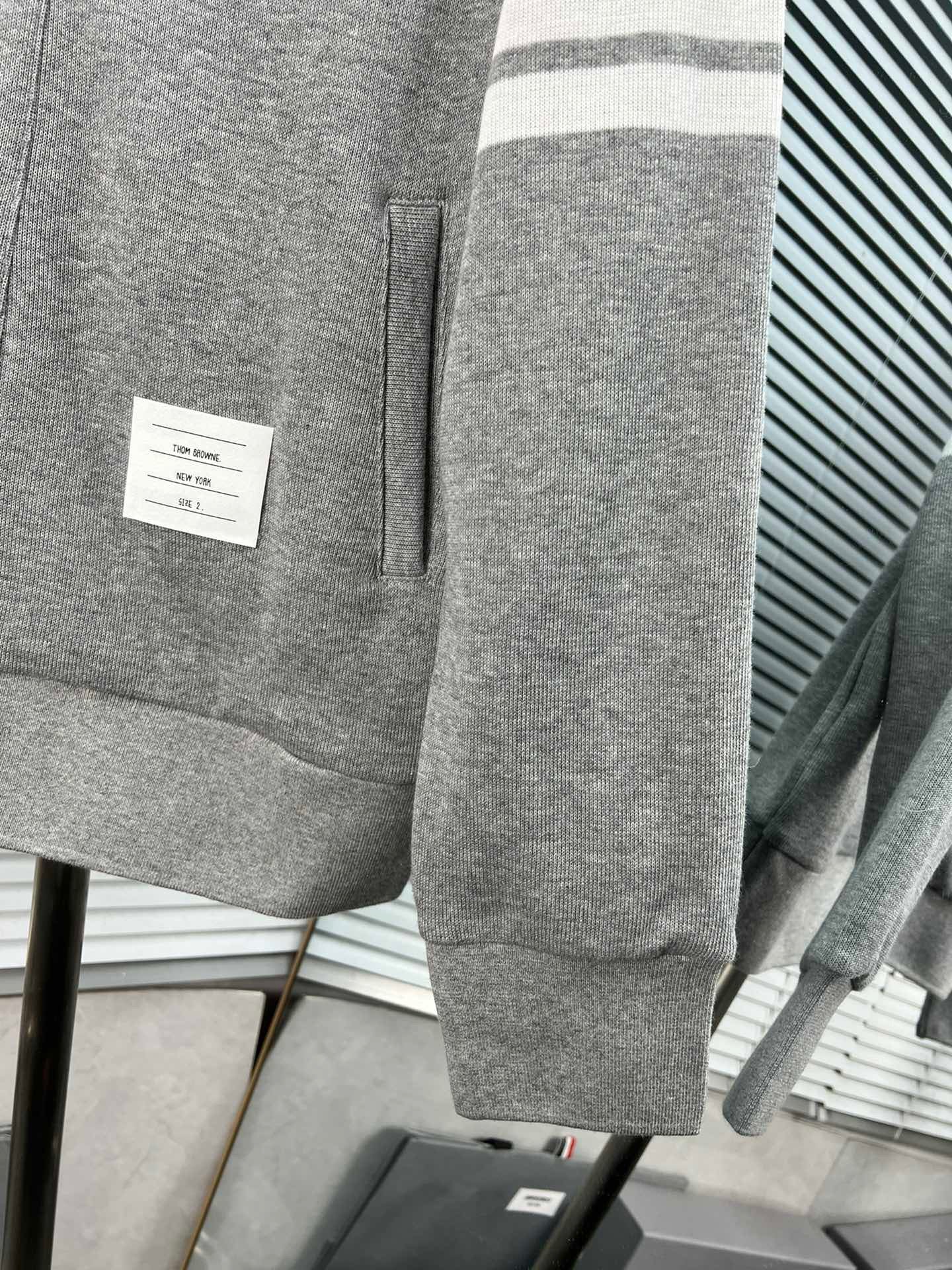 Graue und dunkelblaue Jacke