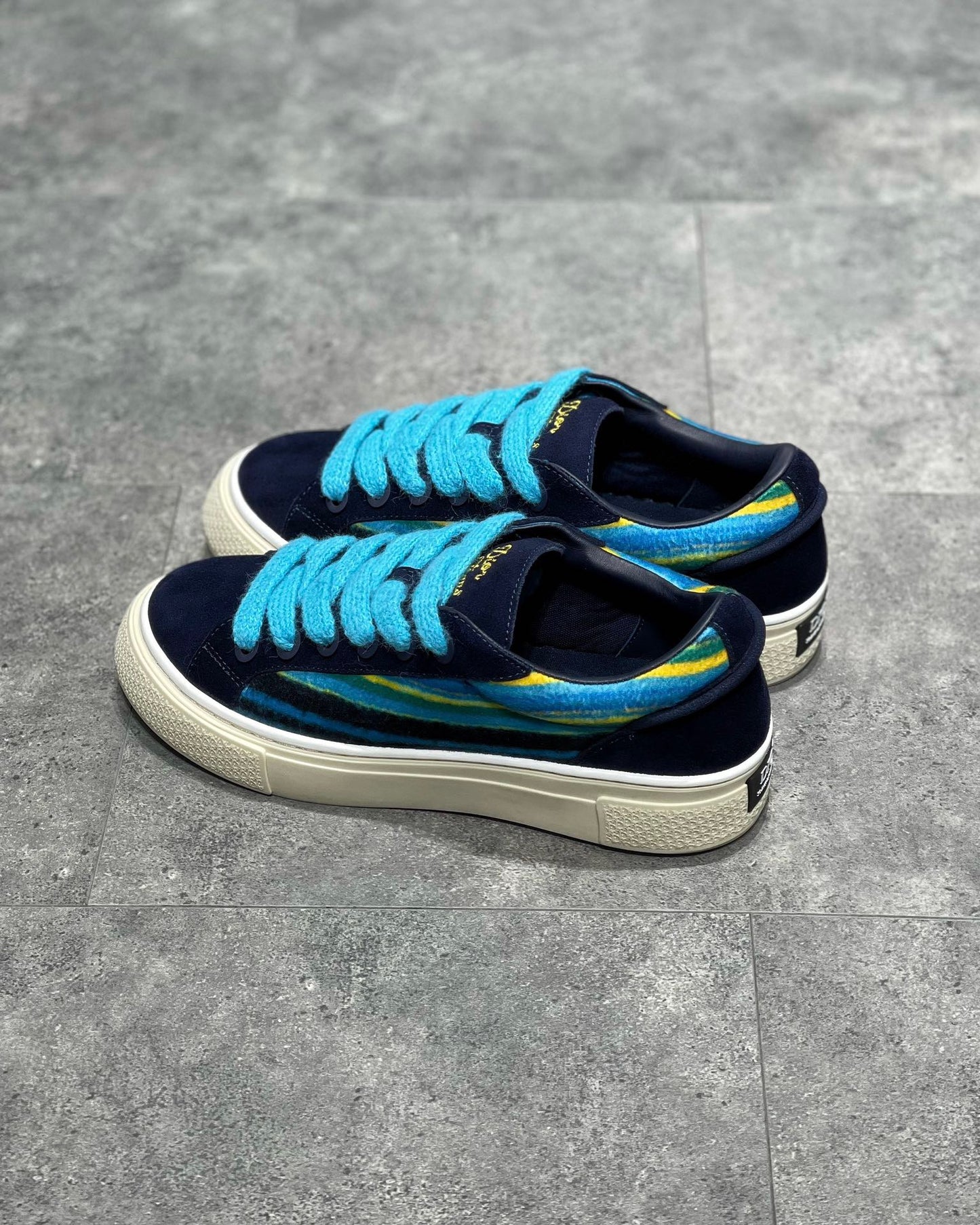 Mehrfarbige Schuhe