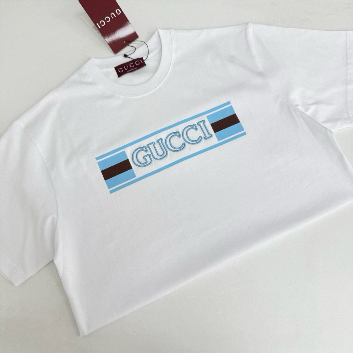Schwarz-weißes T-Shirt