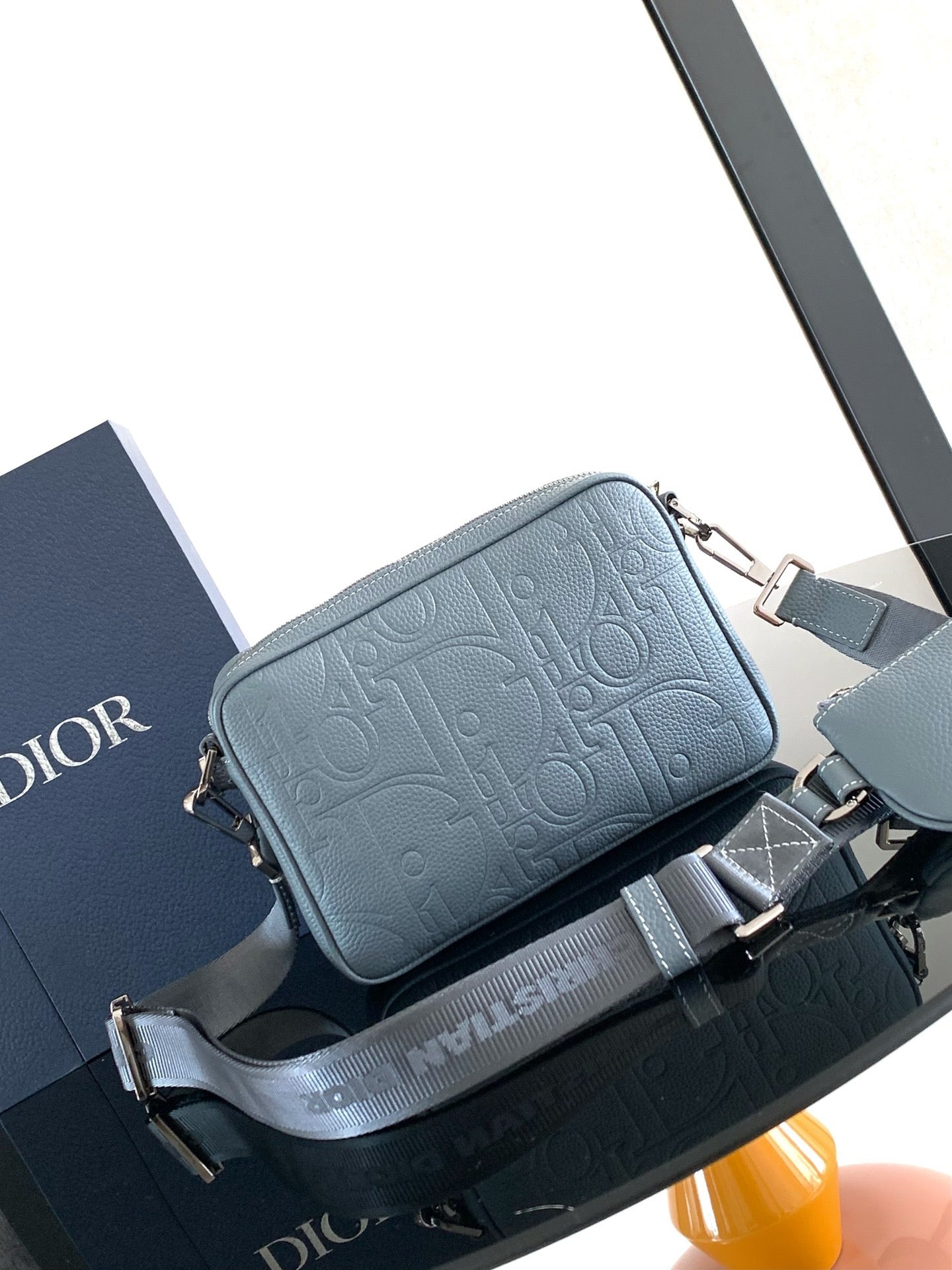Bolsa gris azul y negra