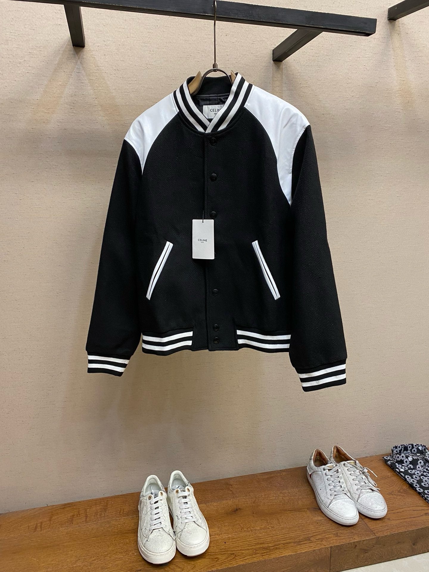 Chaqueta blanca y negra