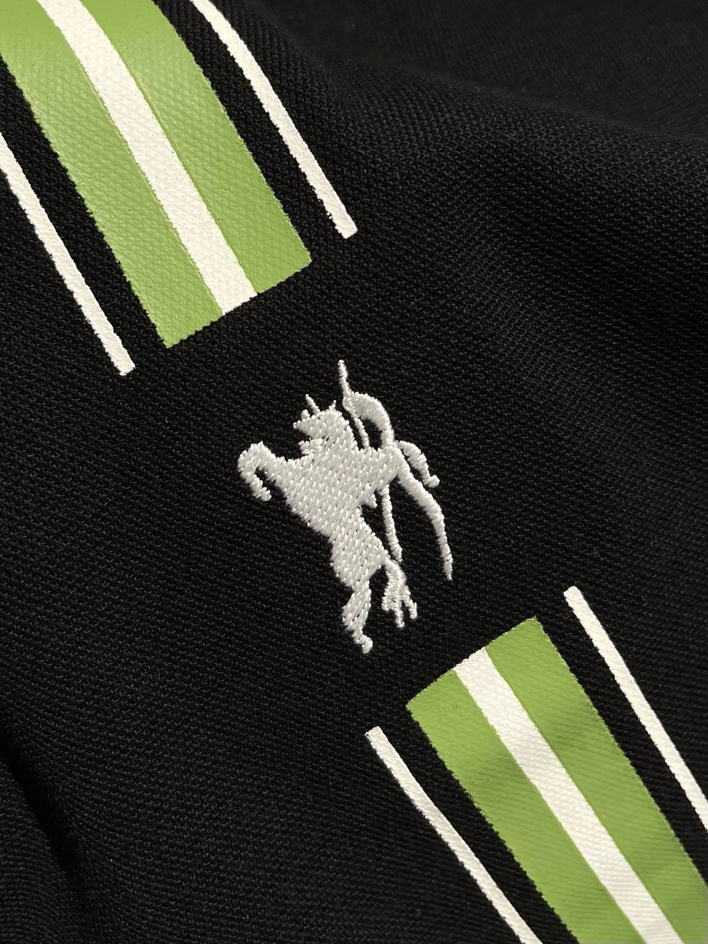 Polo blanco y negro