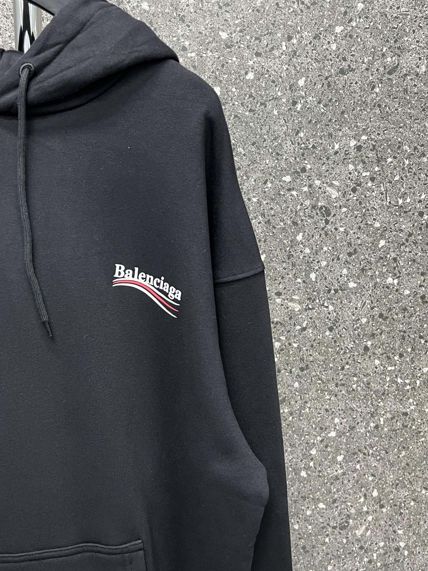 Sudadera con capucha blanca y negra