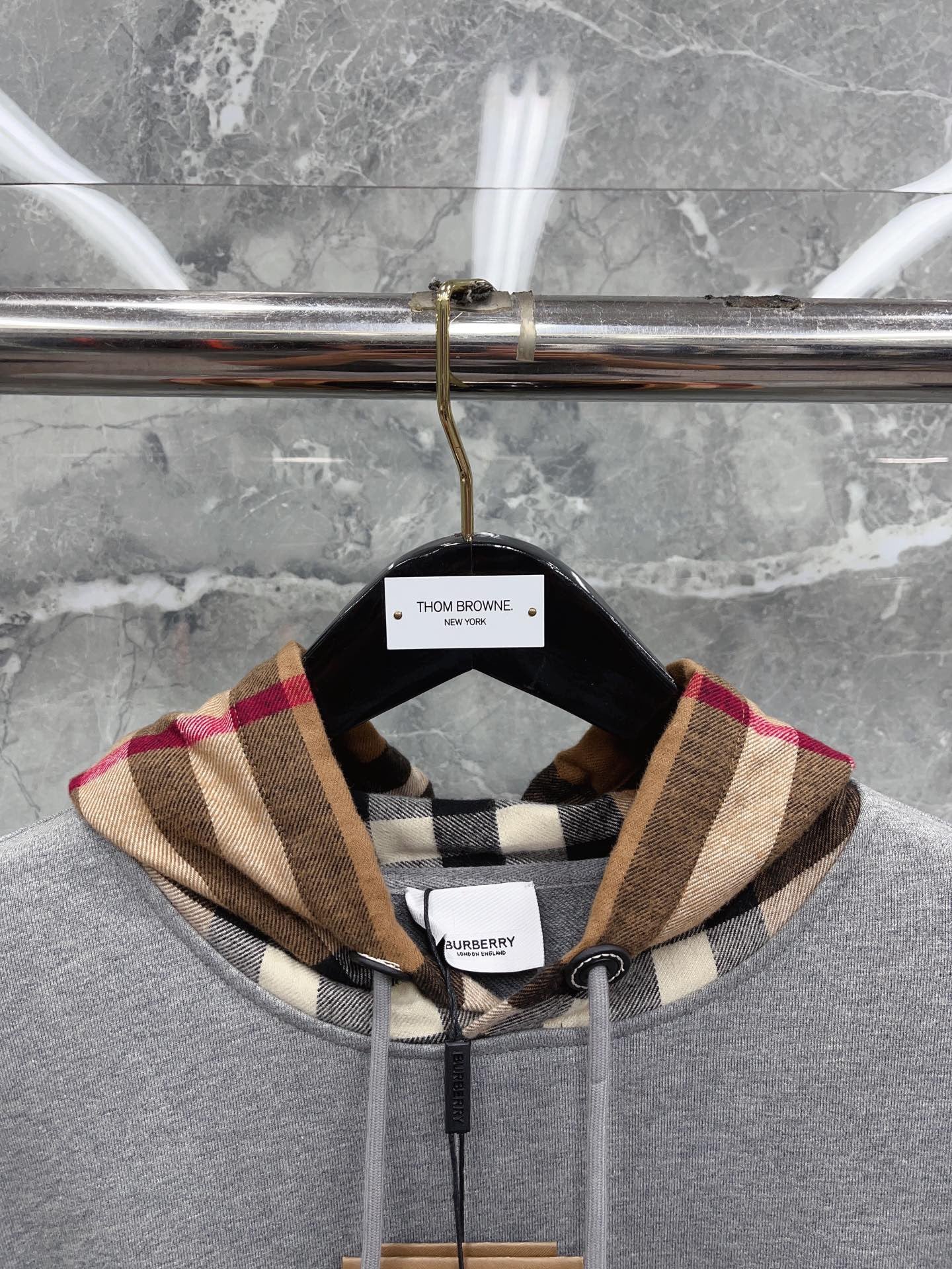 Sudadera con capucha negra, azul oscuro, gris y caqui
