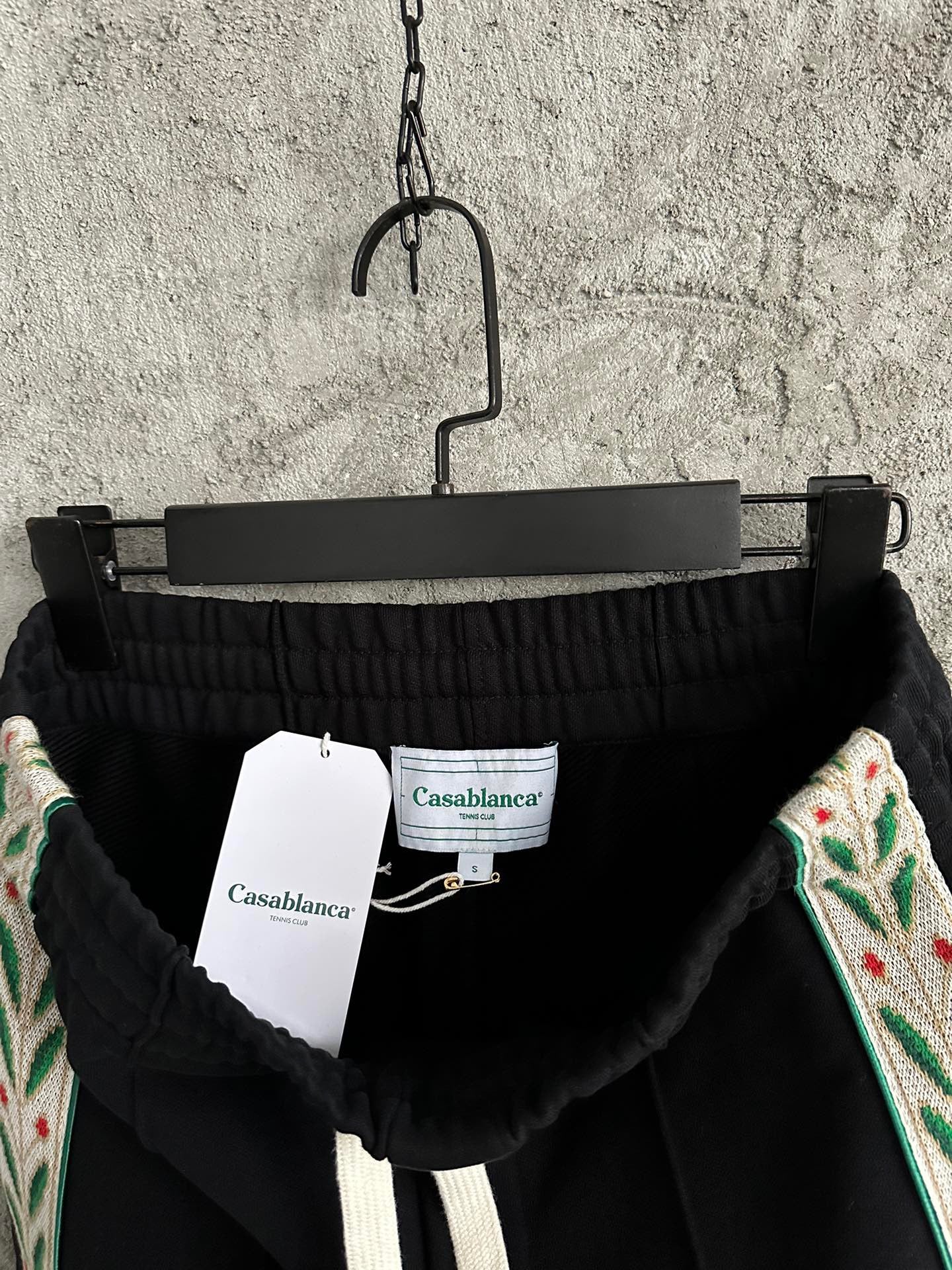 Weiße und schwarze Hose