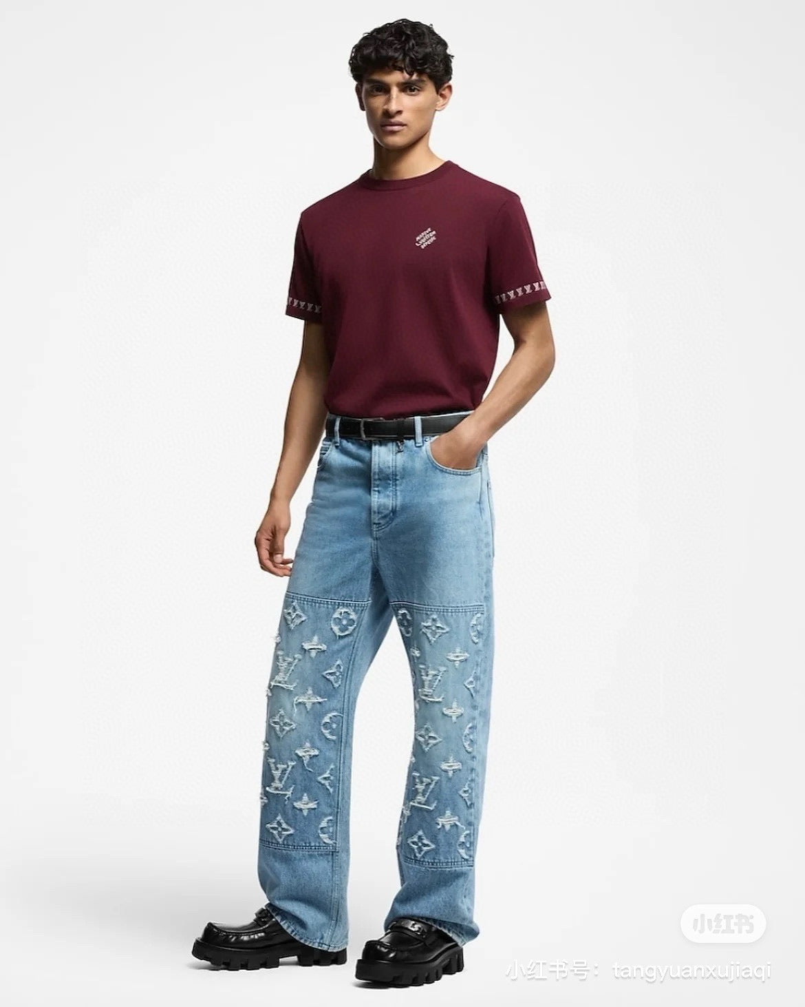 Bordeauxrotes T-Shirt