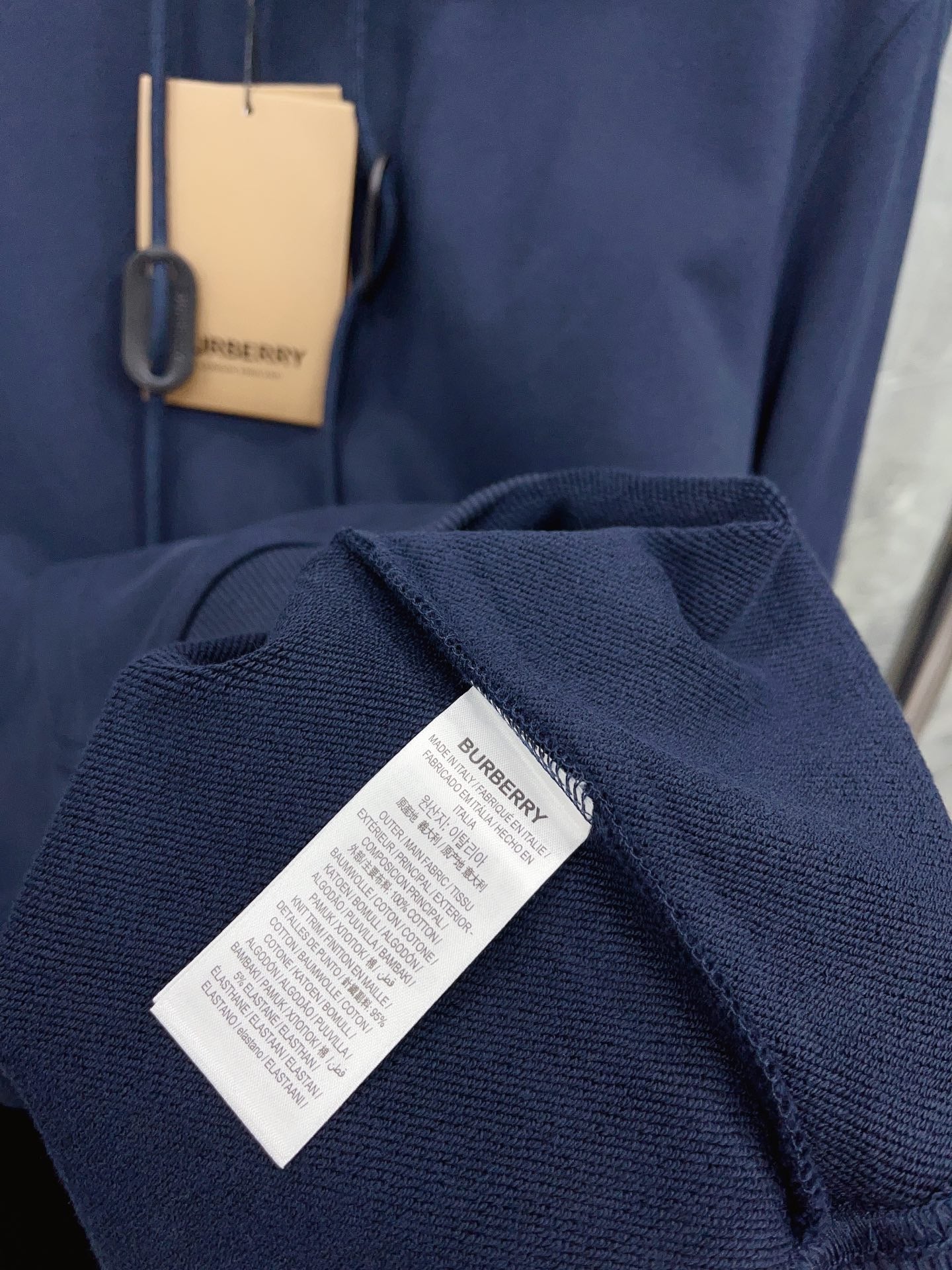 Sudadera con capucha negra, azul oscuro, gris y caqui