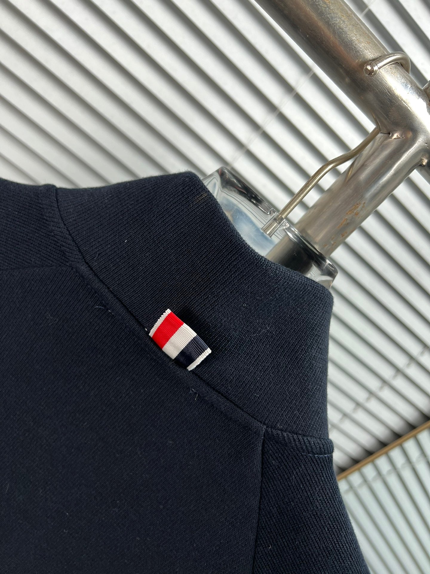 Graue und dunkelblaue Jacke
