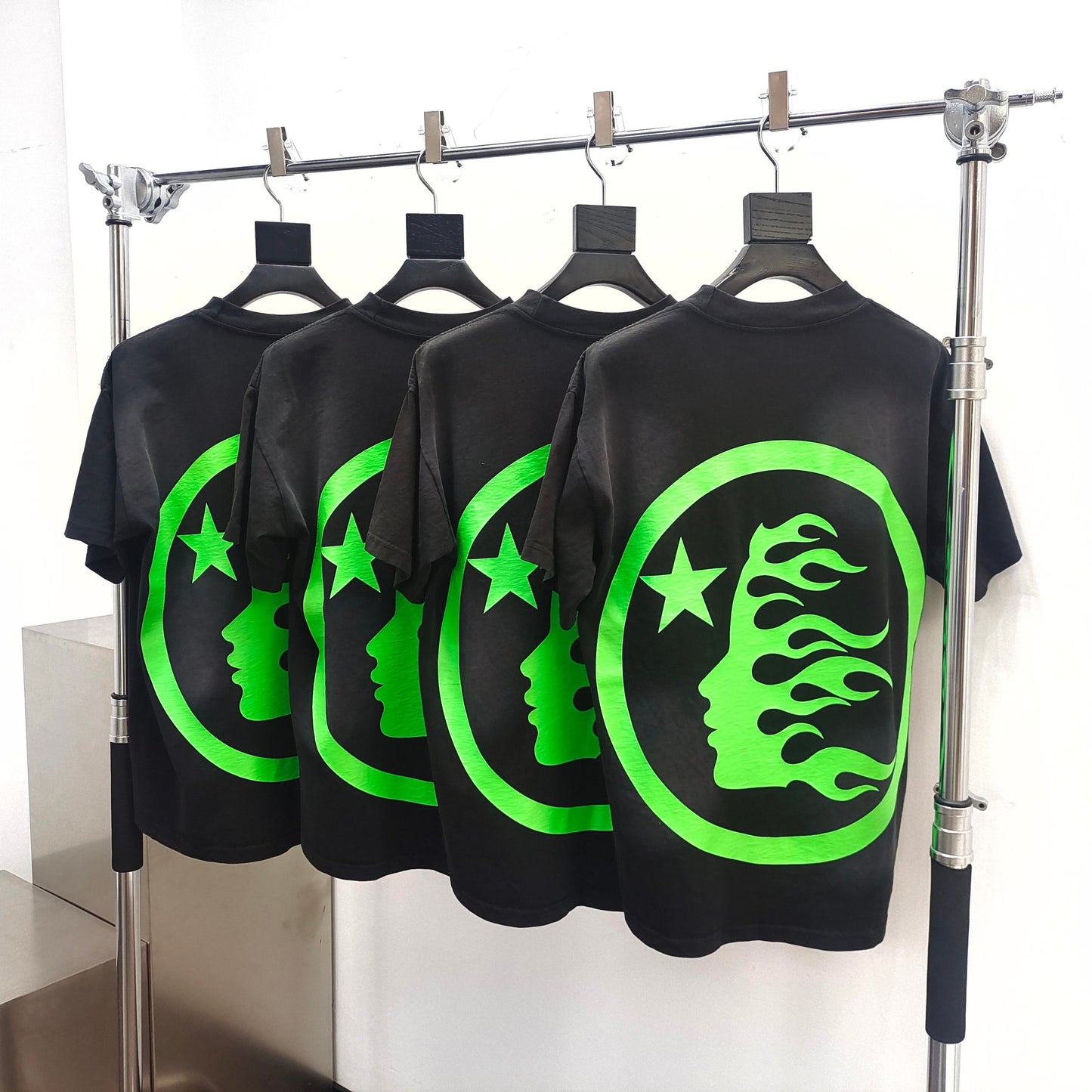 Schwarz-grünes T-Shirt