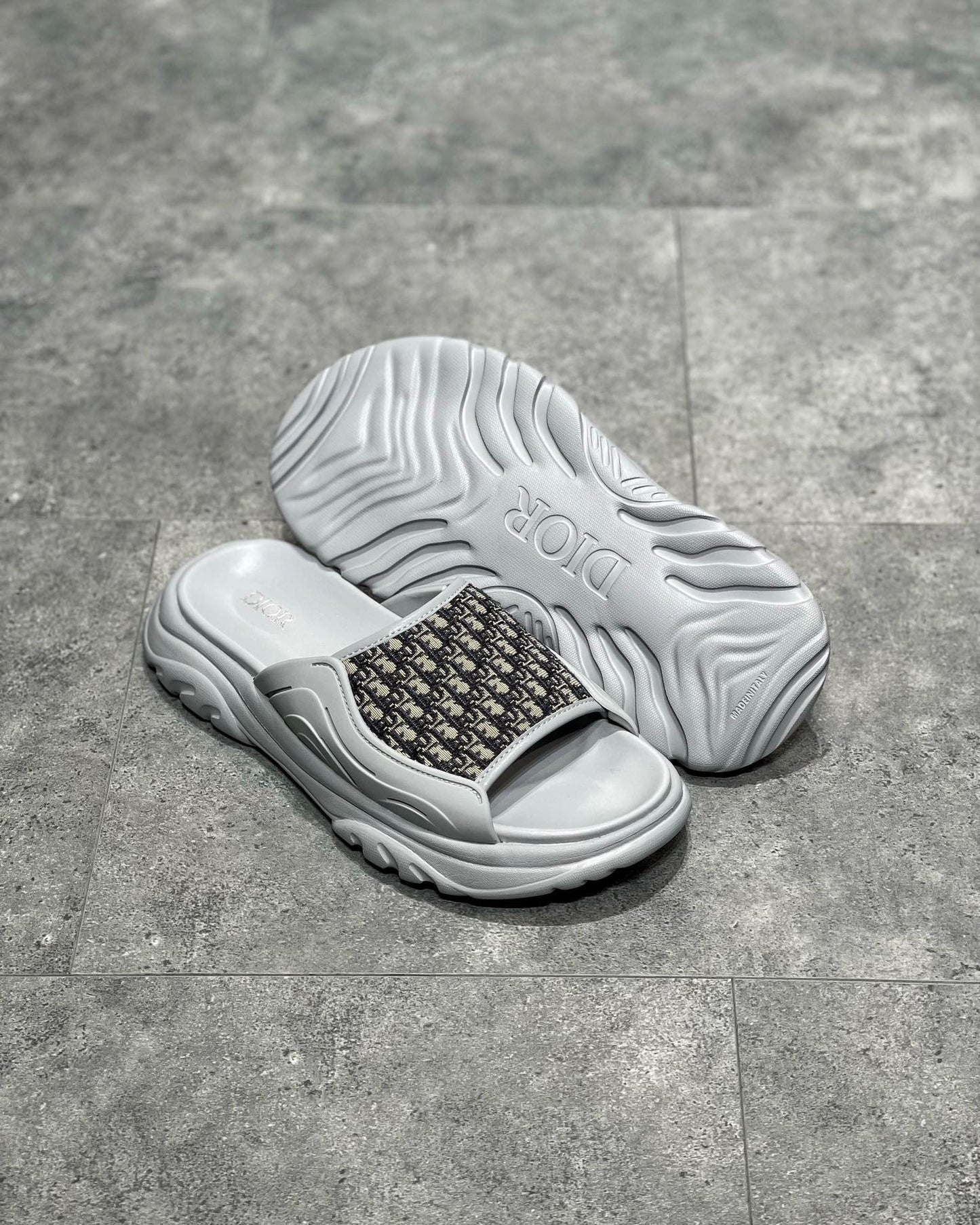 Schwarze und graue Schuhe