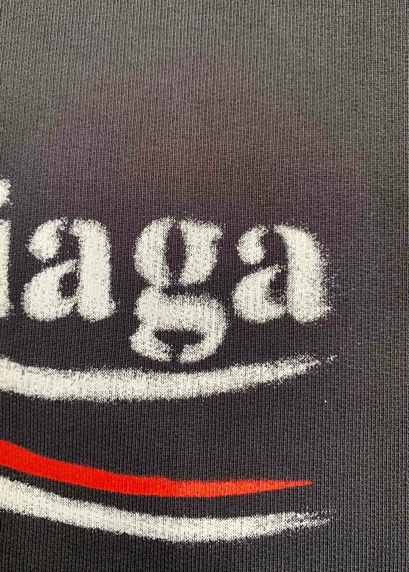 جارزة سوداء بقبعة شتوية