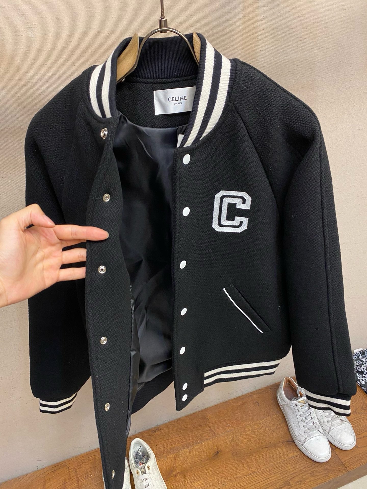 Chaqueta blanca y negra