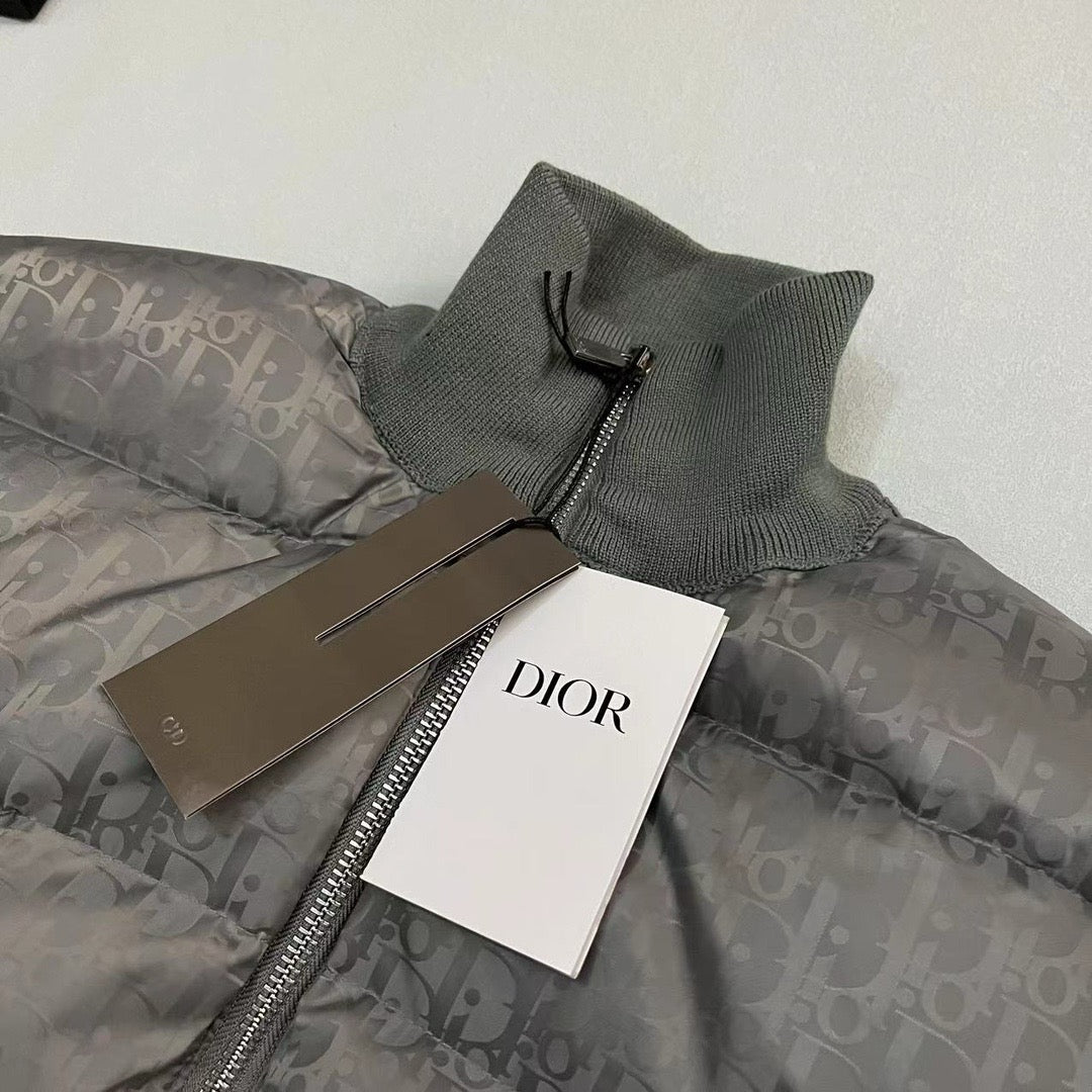 Schwarze, graue, blaue und weiße Jacke