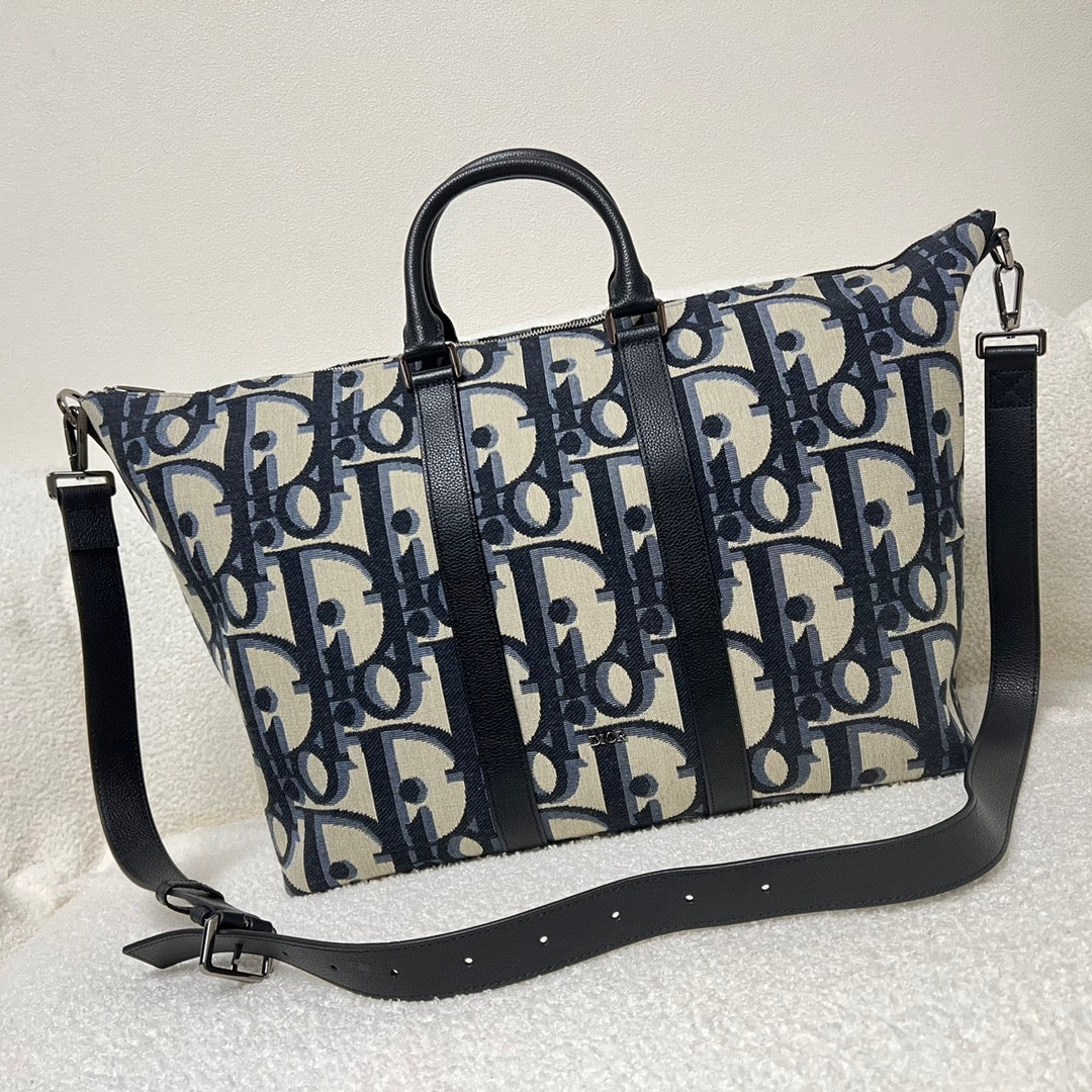 Blaue und schwarzgraue Tasche