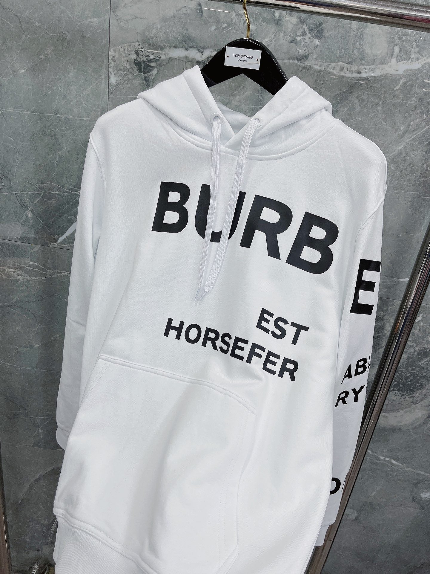 Sudadera con capucha negra, naranja claro y blanca