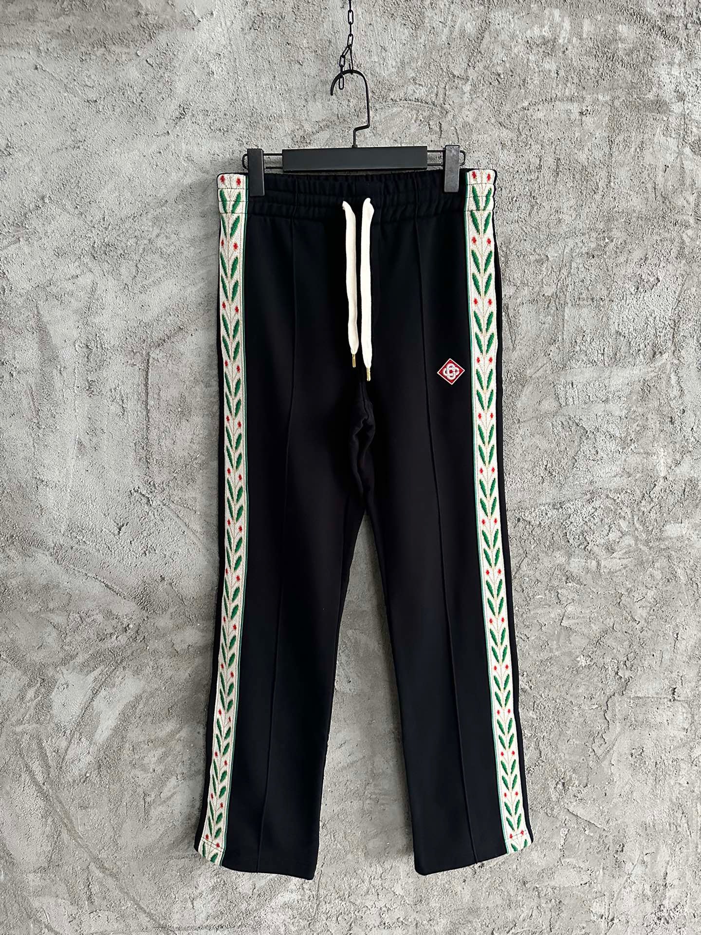 Weiße und schwarze Hose