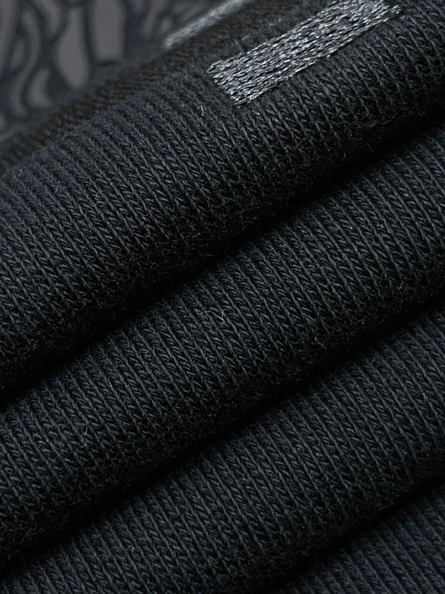Sudadera con capucha negra y gris
