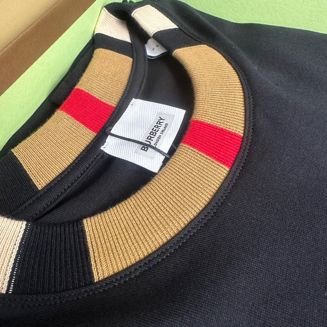 Schwarzes, khakifarbenes und weißes T-Shirt