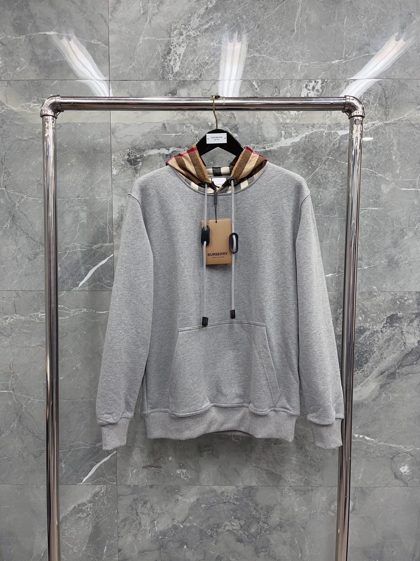Sudadera con capucha negra, azul oscuro, gris y caqui