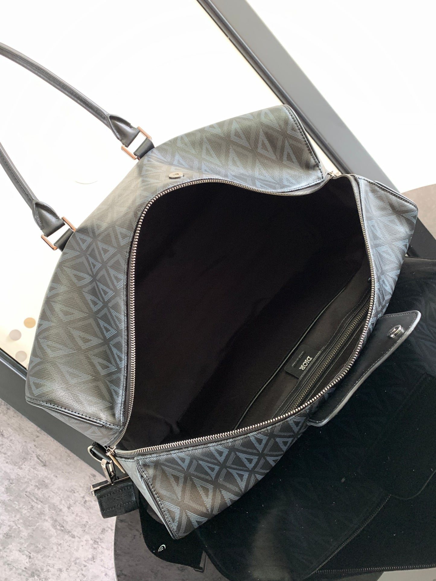 Bolso gris y negro