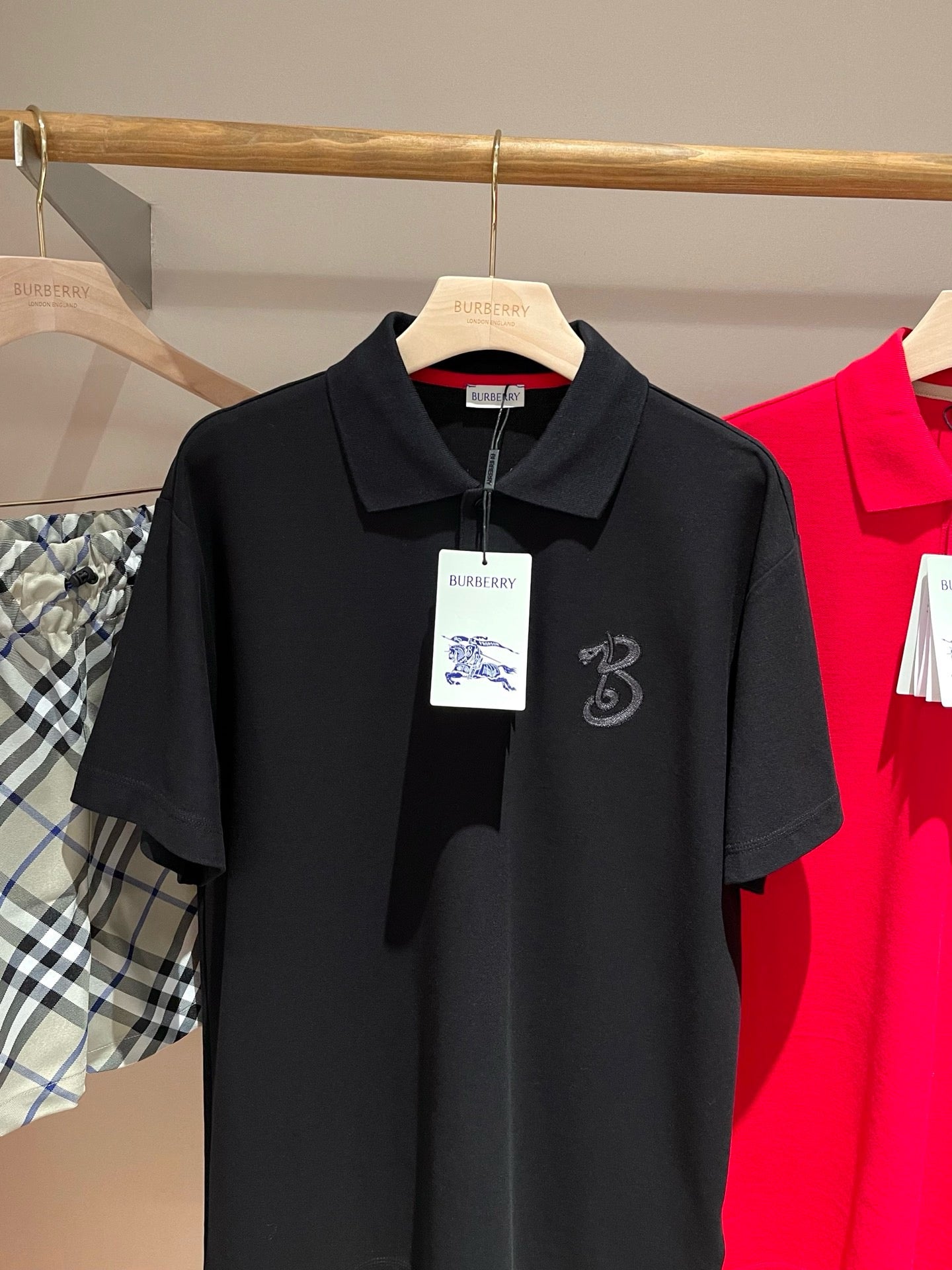 Rotes und schwarzes T-Shirt