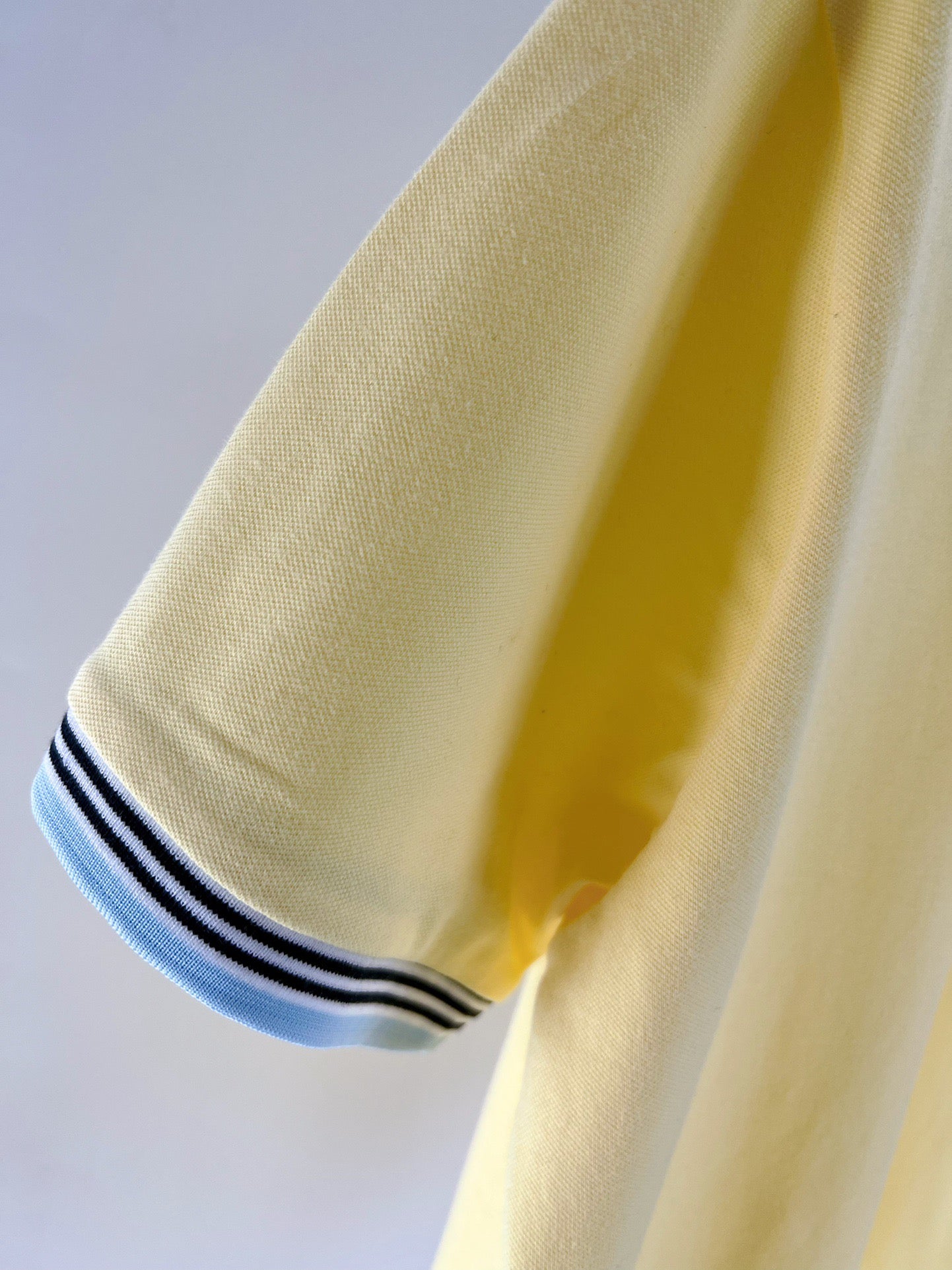 Polo amarillo y azul