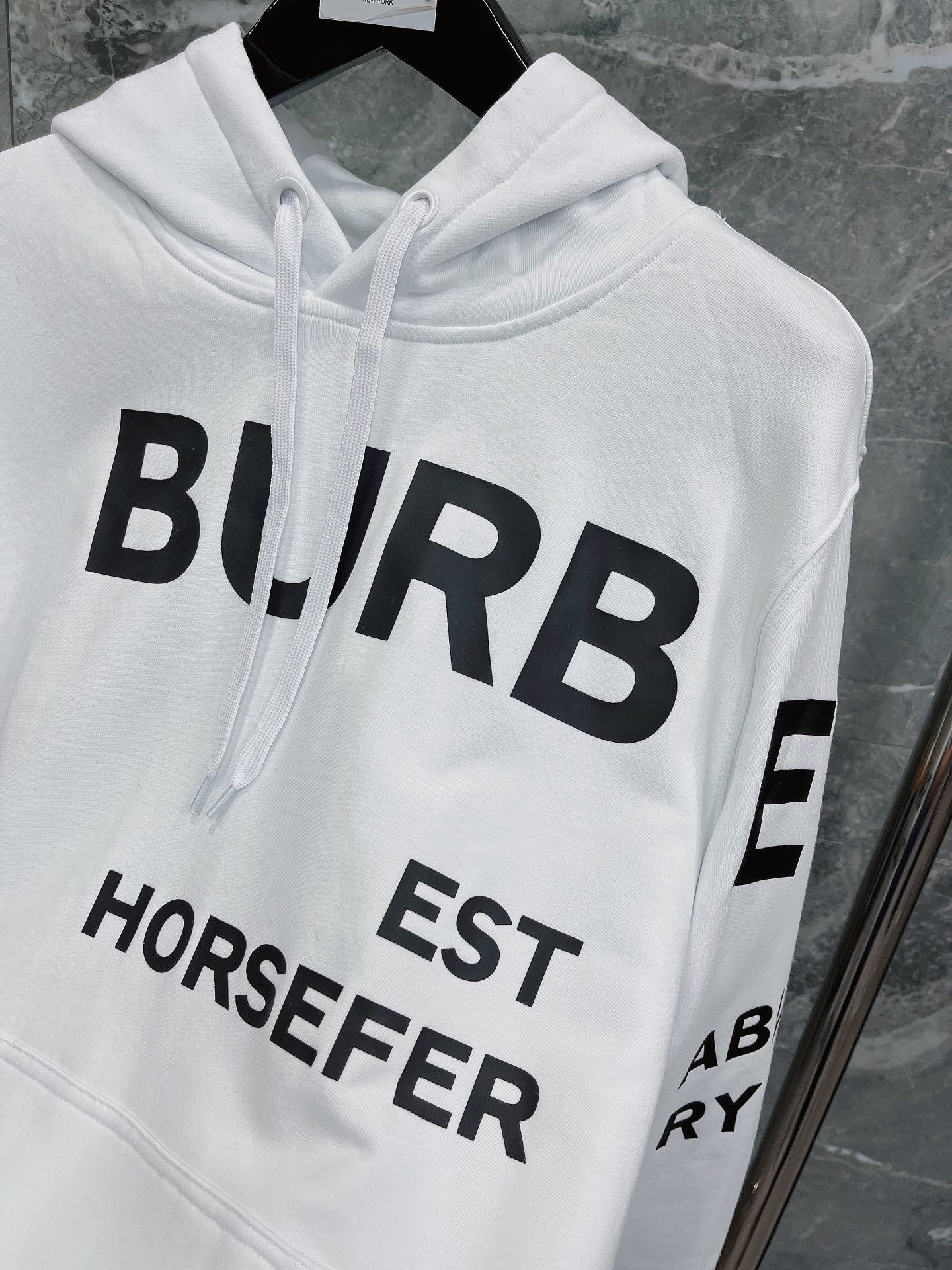 Sudadera con capucha negra, naranja claro y blanca