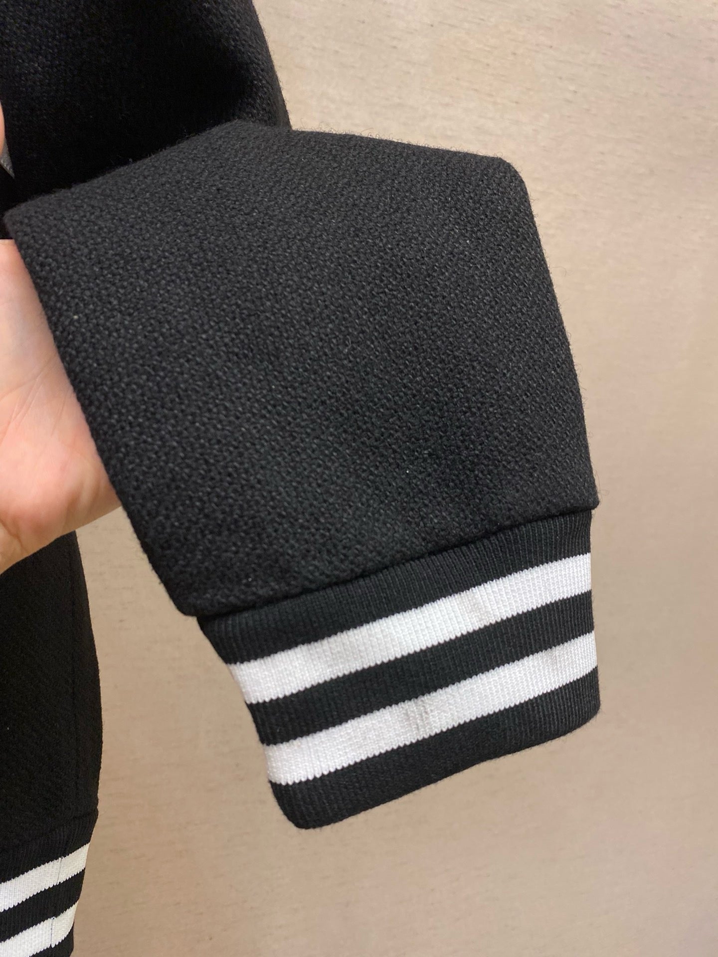 Chaqueta blanca y negra