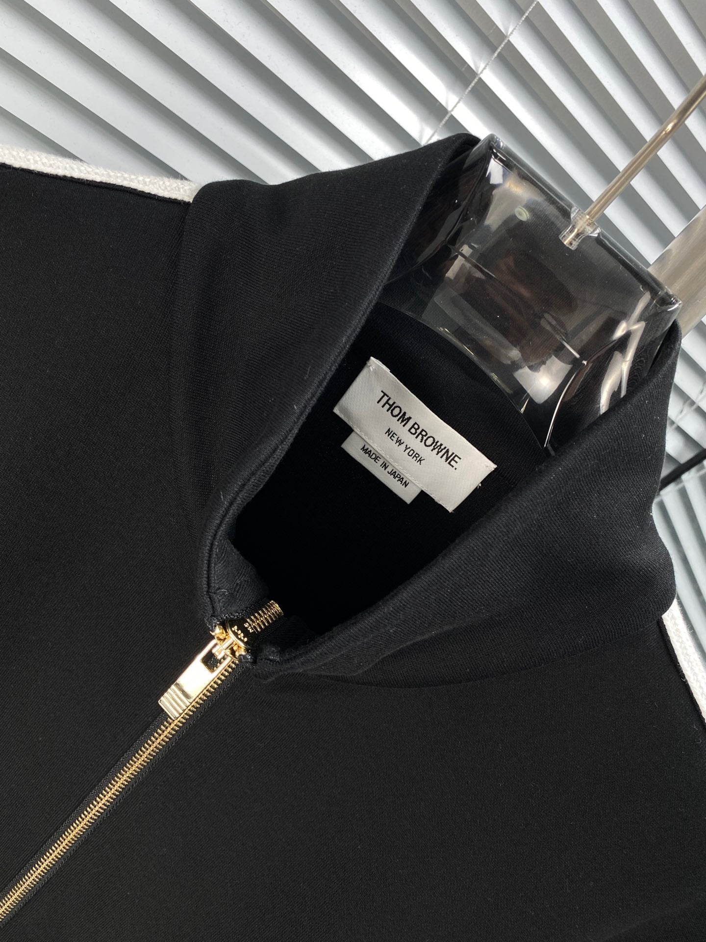 سترة متعددة الألوان