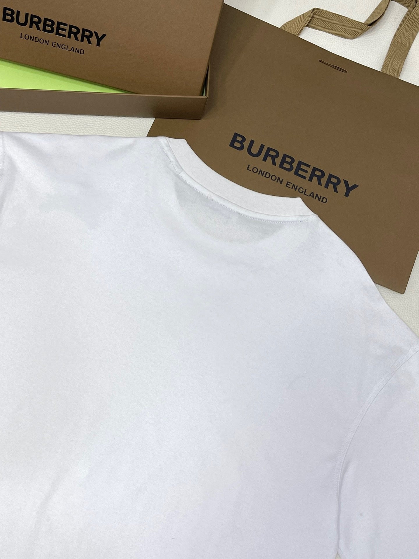 Schwarzes, weißes, grünes und blaues T-Shirt