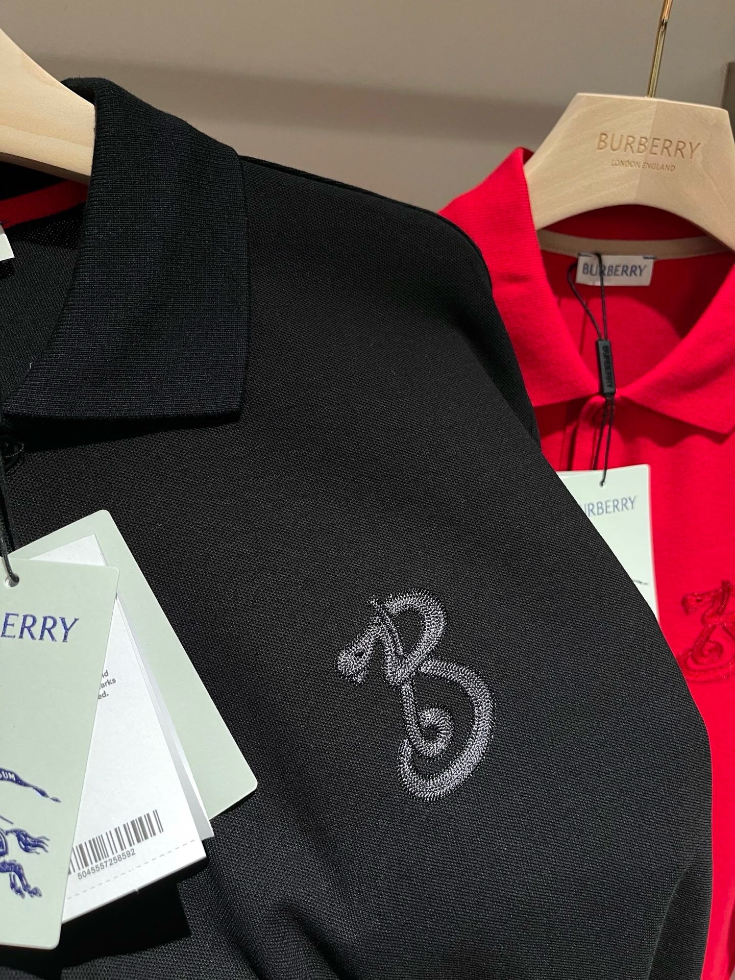 Rotes und schwarzes T-Shirt