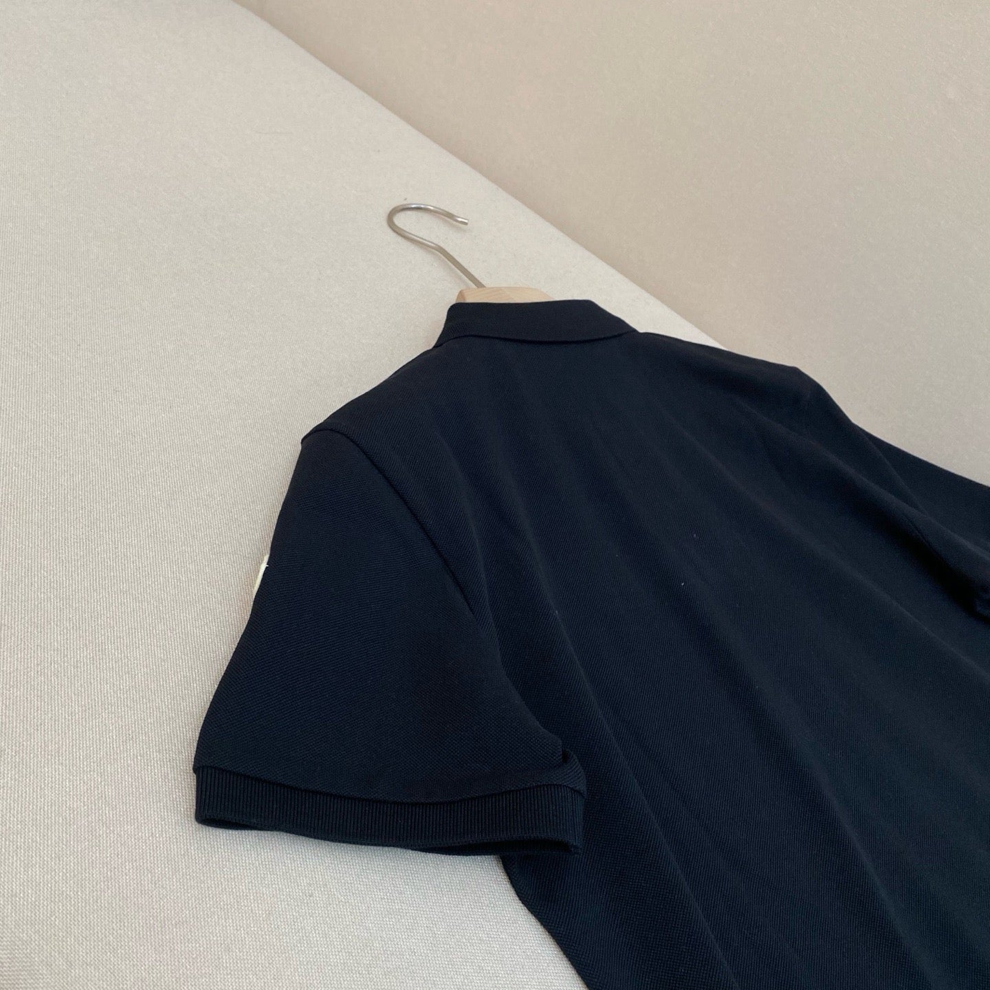 Camiseta blanca y negra