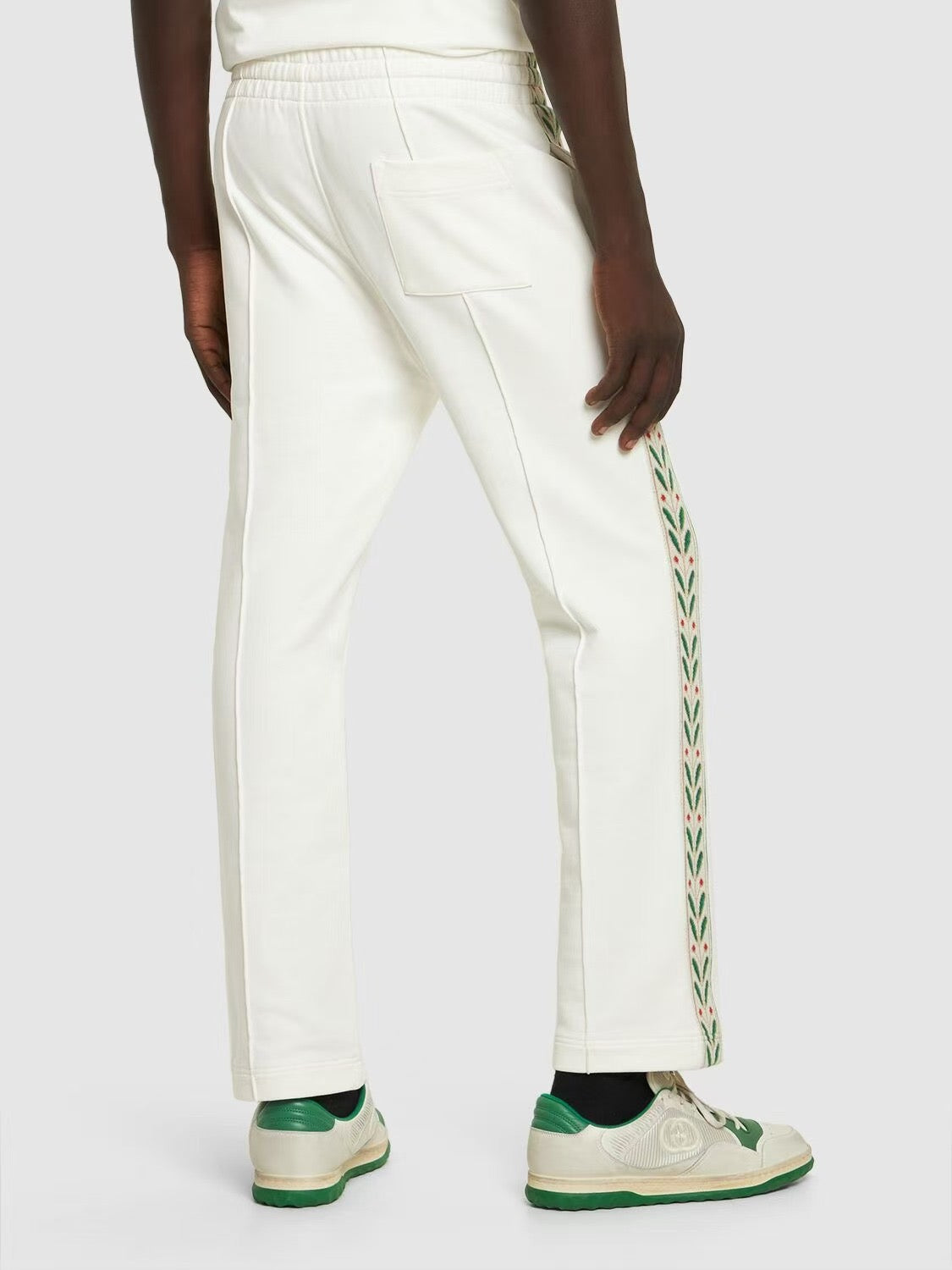 Weiße und schwarze Hose