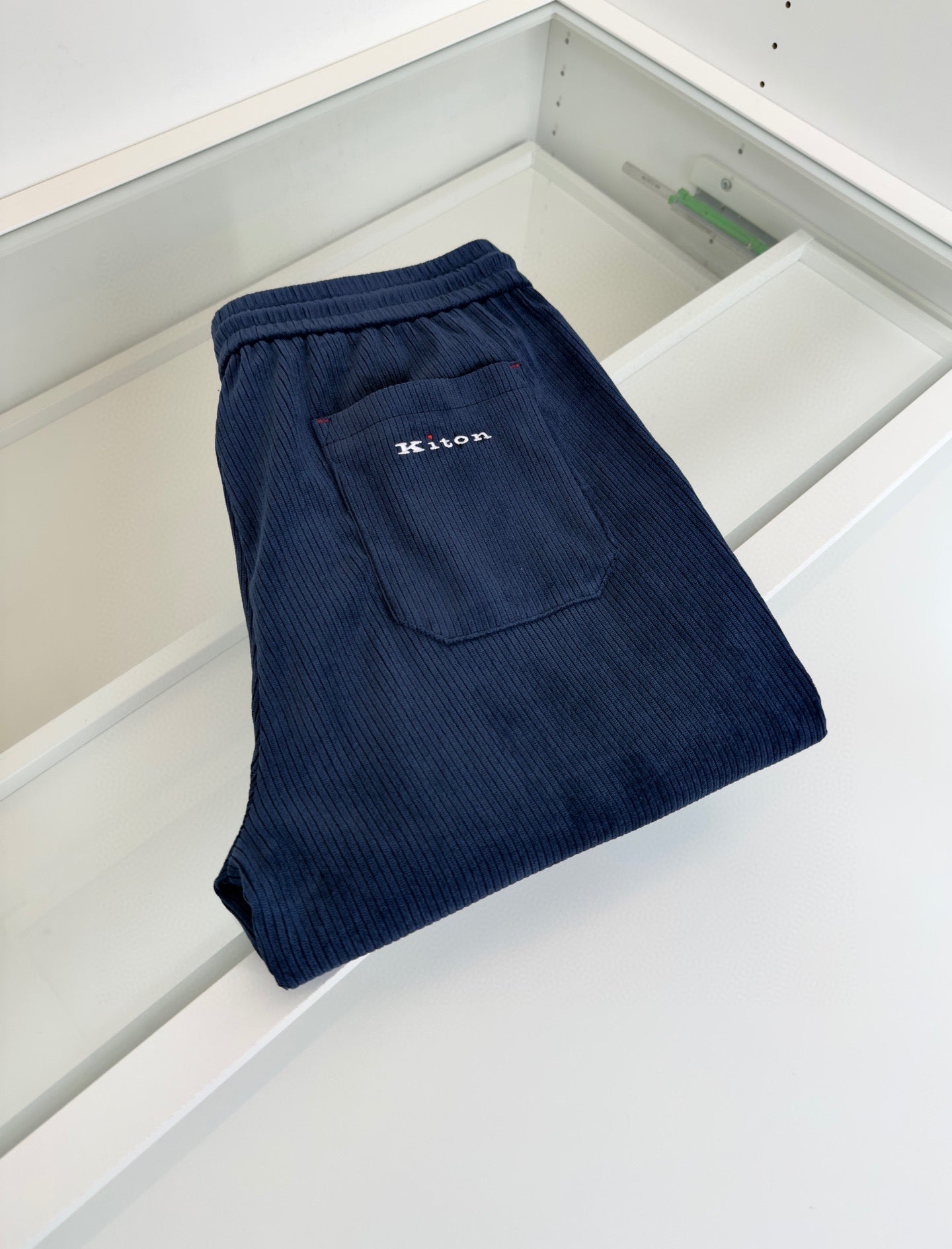 Dunkelblaue und schwarze Hose