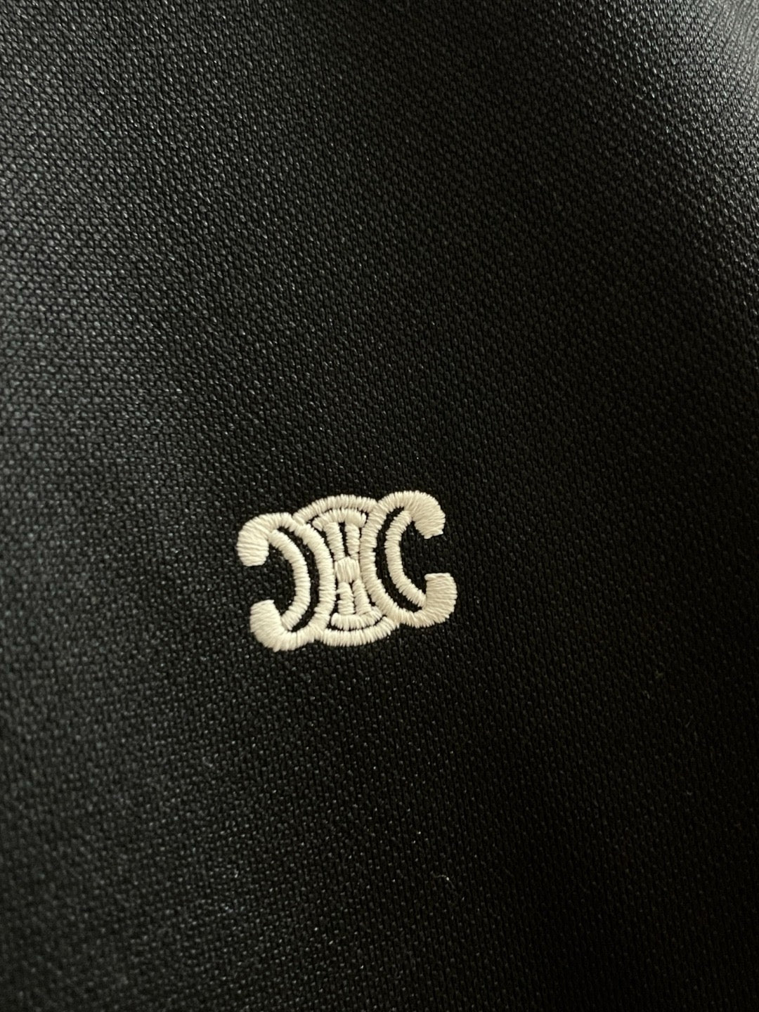 Chaqueta blanca y negra