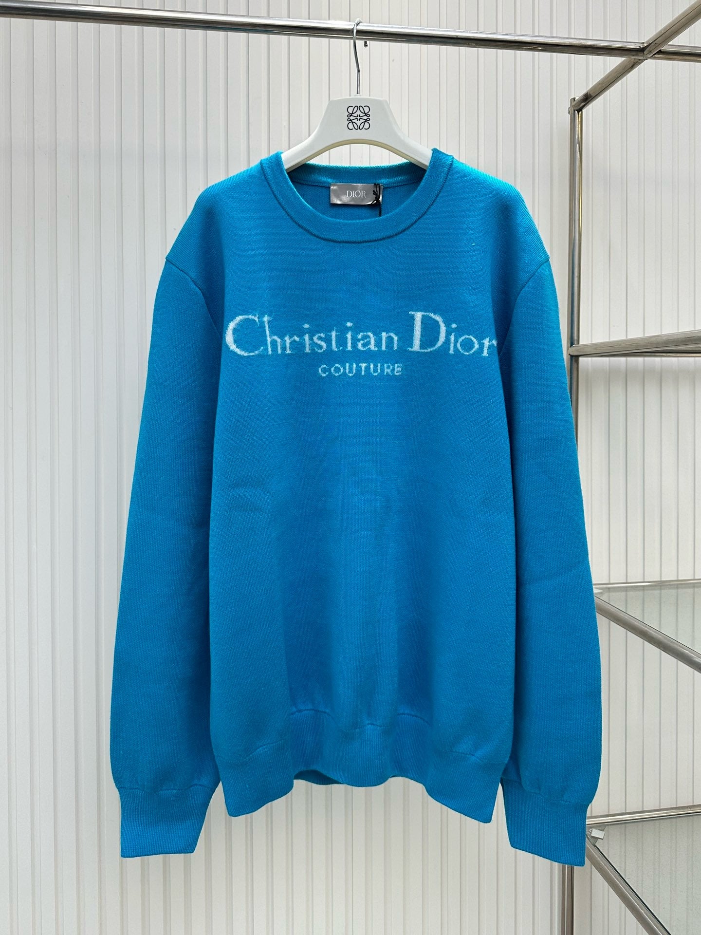 Schwarzes und himmelblaues Sweatshirt