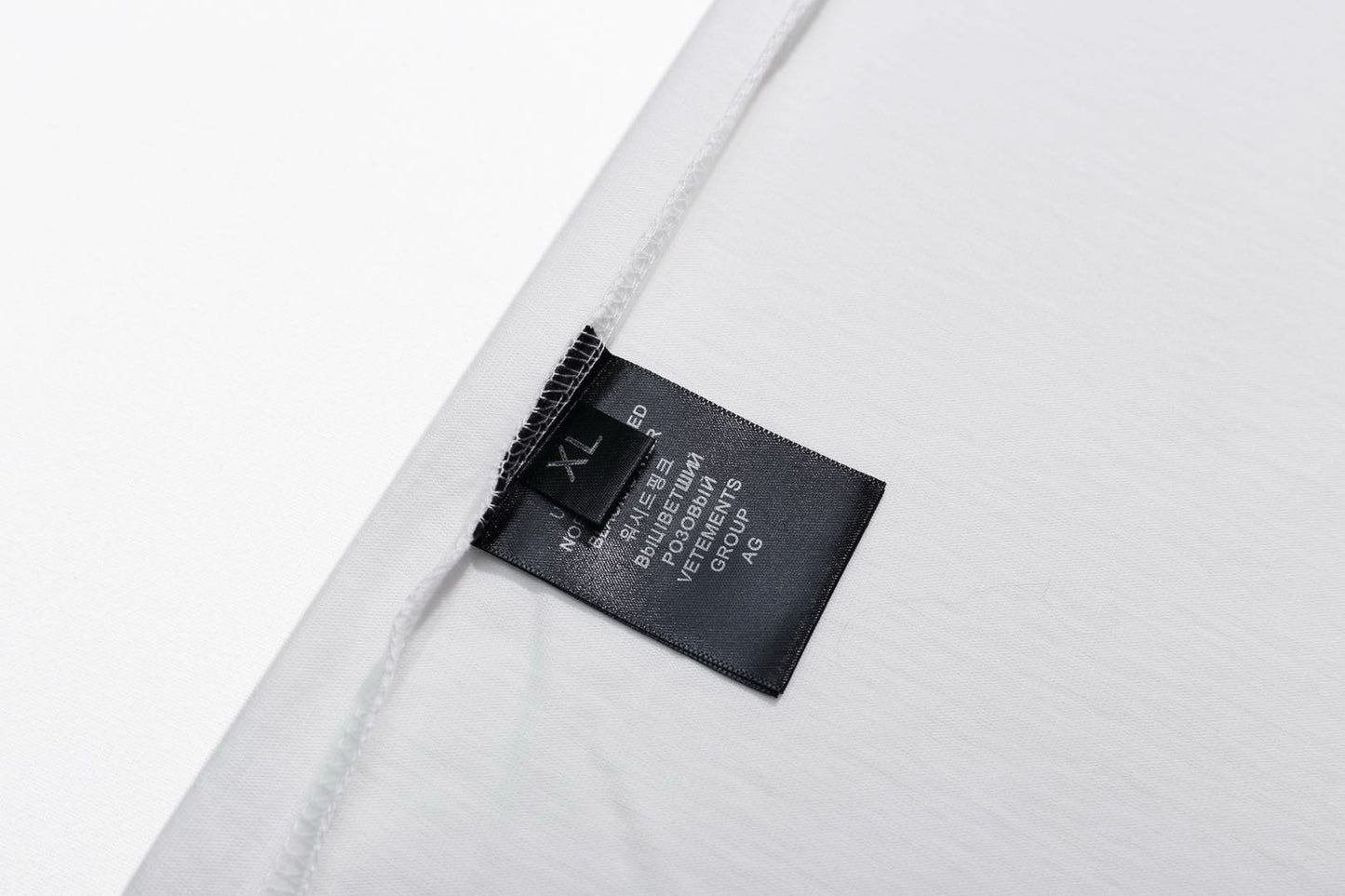 Weißes und schwarzes T-Shirt