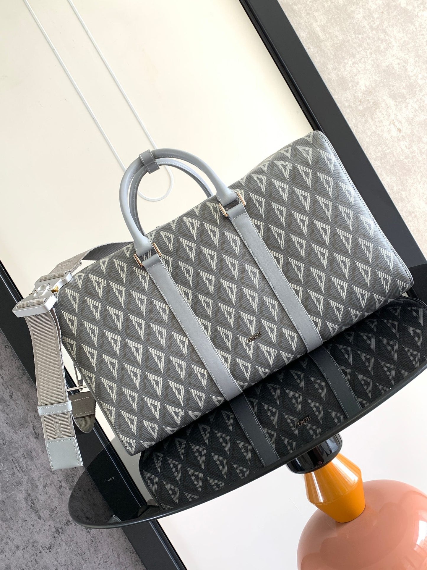 Bolso gris y negro