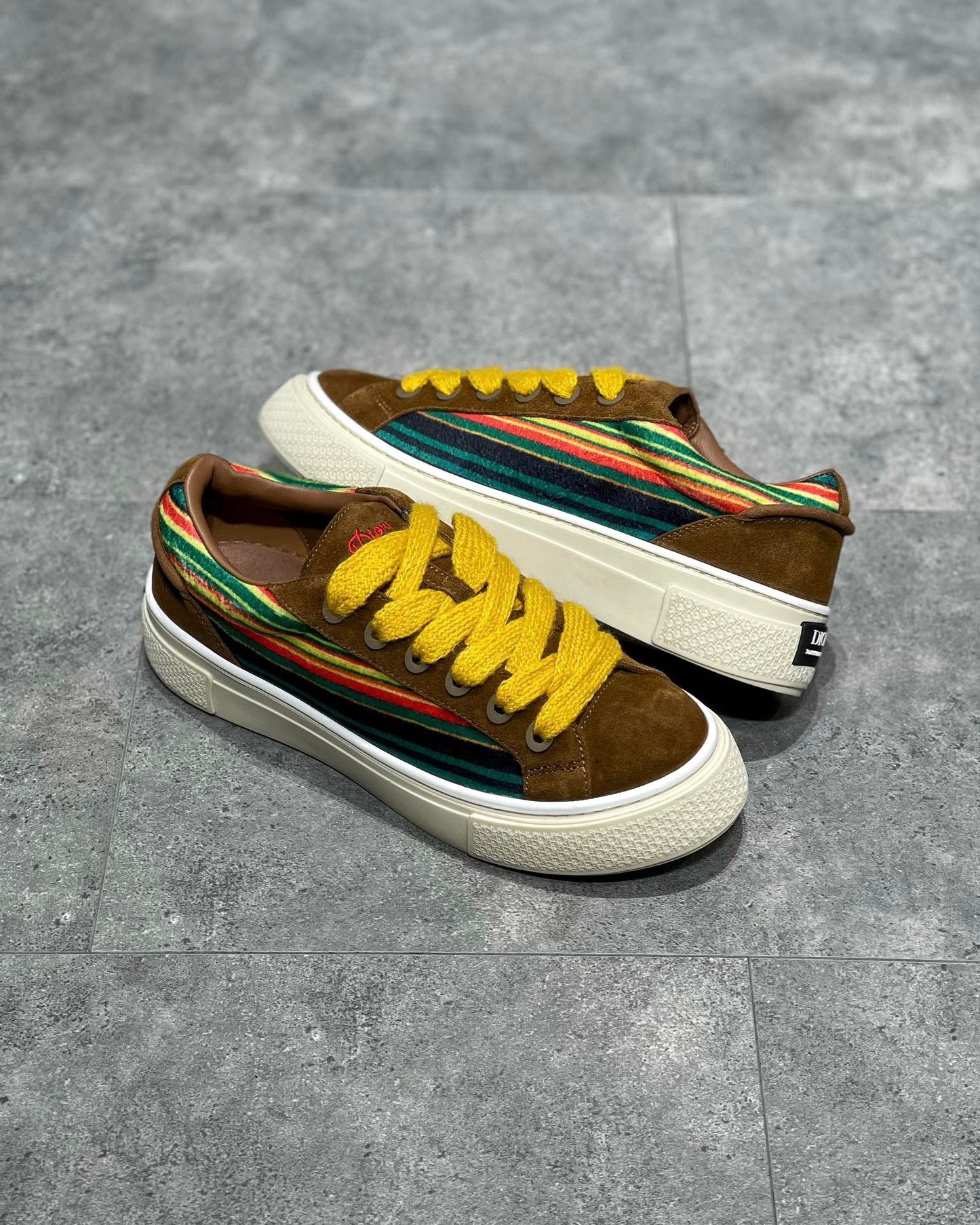 Mehrfarbige Schuhe