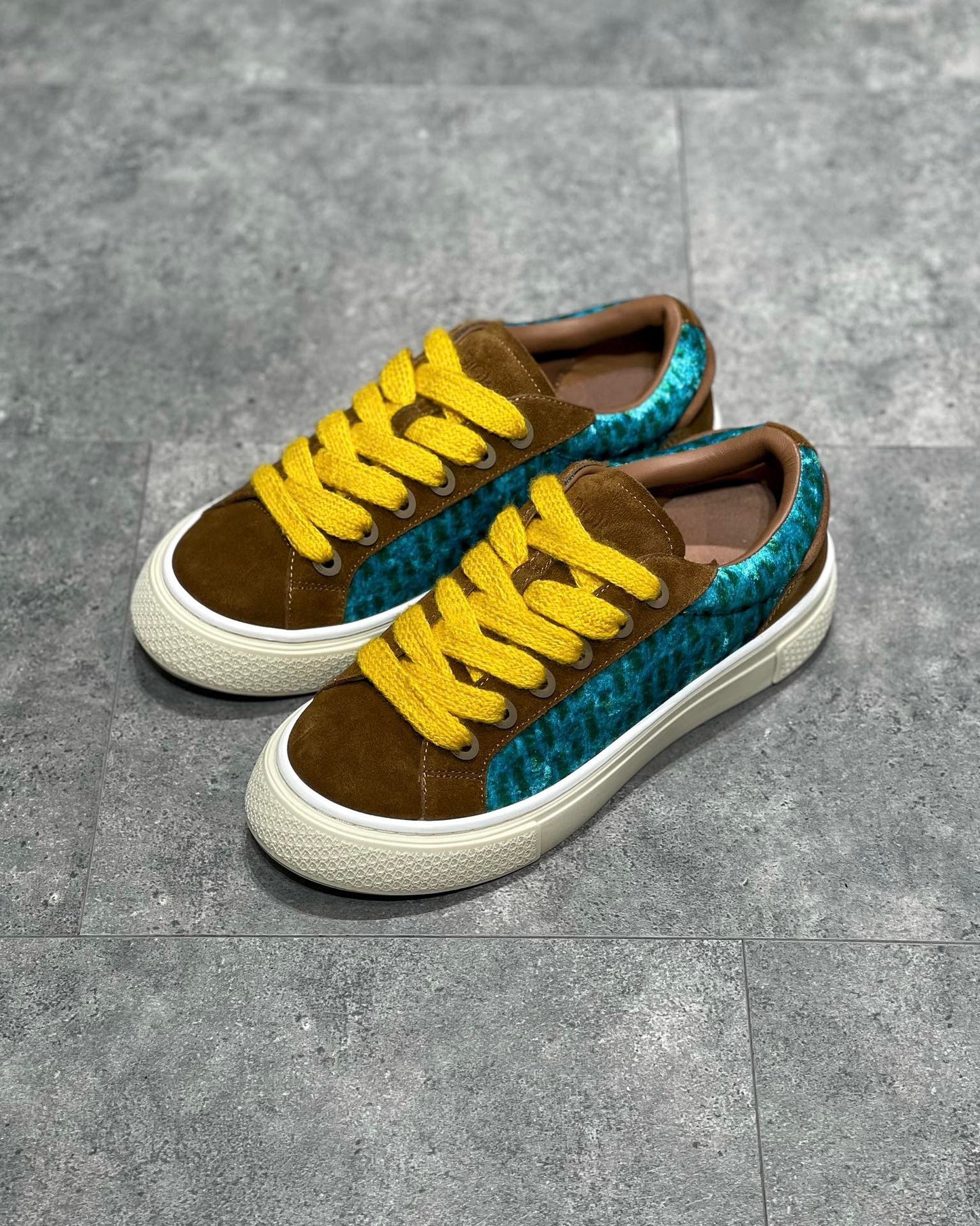 Mehrfarbige Schuhe
