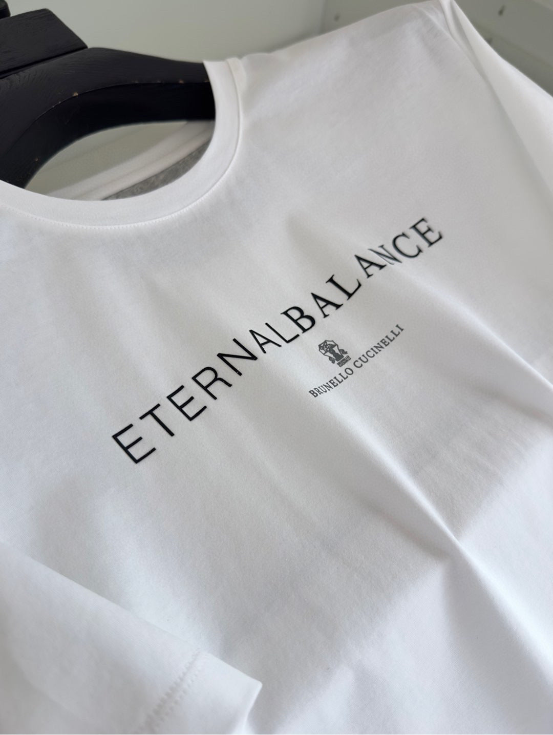 Schwarz-weißes T-Shirt