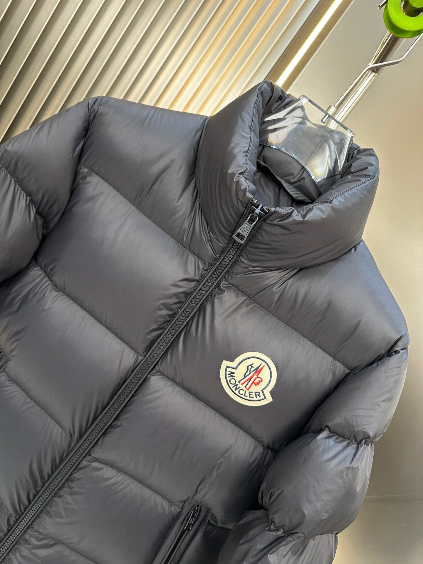 Chaqueta azul y negra