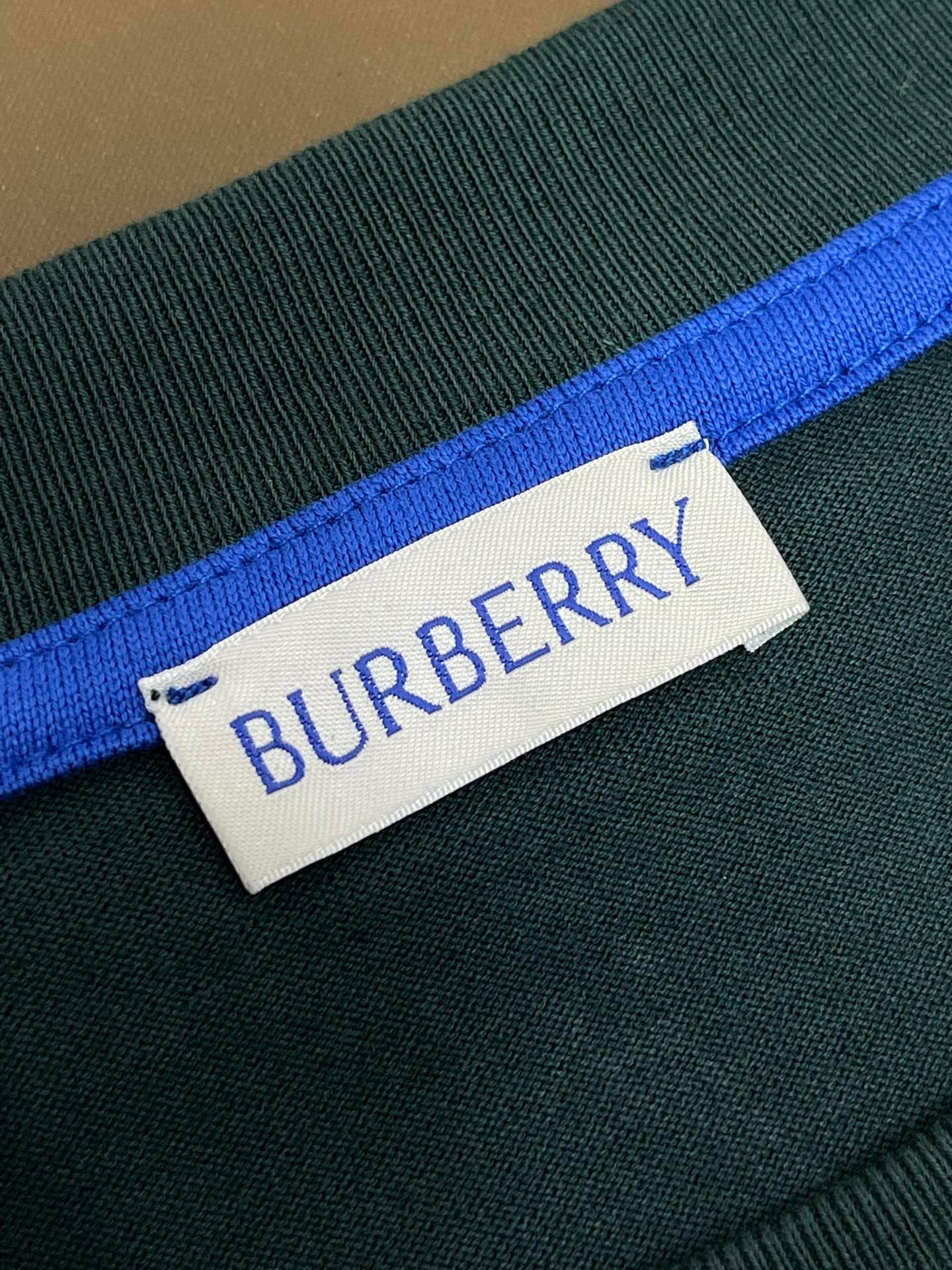 Schwarzes, weißes, grünes und blaues T-Shirt